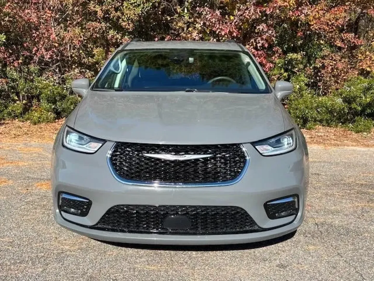 2022 /Black Chrysler Pacifica Touring L (2C4RC1BG7NR) with an 3.6L V-6 DOHC engine, located at 2761 East Hwy 501, Conway, SC, 29526, (843) 331-1151, 33.781528, -78.989883 - Are you ready to elevate your family adventures with a vehicle that combines luxury, space, and functionality? Look no further than this stunning 2022 Chrysler Pacifica Touring L, now available at Car City - Conway. Perfect for growing families, this pre-owned passenger van is designed to enhance yo - Photo#4