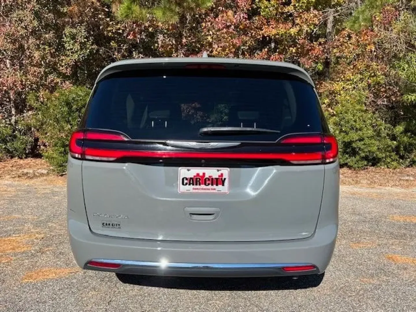 2022 /Black Chrysler Pacifica Touring L (2C4RC1BG7NR) with an 3.6L V-6 DOHC engine, located at 2761 East Hwy 501, Conway, SC, 29526, (843) 331-1151, 33.781528, -78.989883 - Are you ready to elevate your family adventures with a vehicle that combines luxury, space, and functionality? Look no further than this stunning 2022 Chrysler Pacifica Touring L, now available at Car City - Conway. Perfect for growing families, this pre-owned passenger van is designed to enhance yo - Photo#5