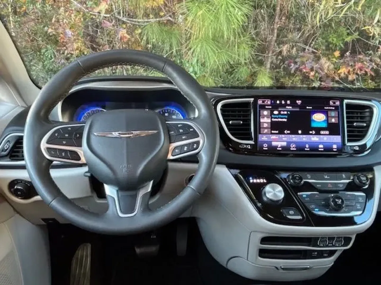 2022 /Black Chrysler Pacifica Touring L (2C4RC1BG7NR) with an 3.6L V-6 DOHC engine, located at 2761 East Hwy 501, Conway, SC, 29526, (843) 331-1151, 33.781528, -78.989883 - Are you ready to elevate your family adventures with a vehicle that combines luxury, space, and functionality? Look no further than this stunning 2022 Chrysler Pacifica Touring L, now available at Car City - Conway. Perfect for growing families, this pre-owned passenger van is designed to enhance yo - Photo#7