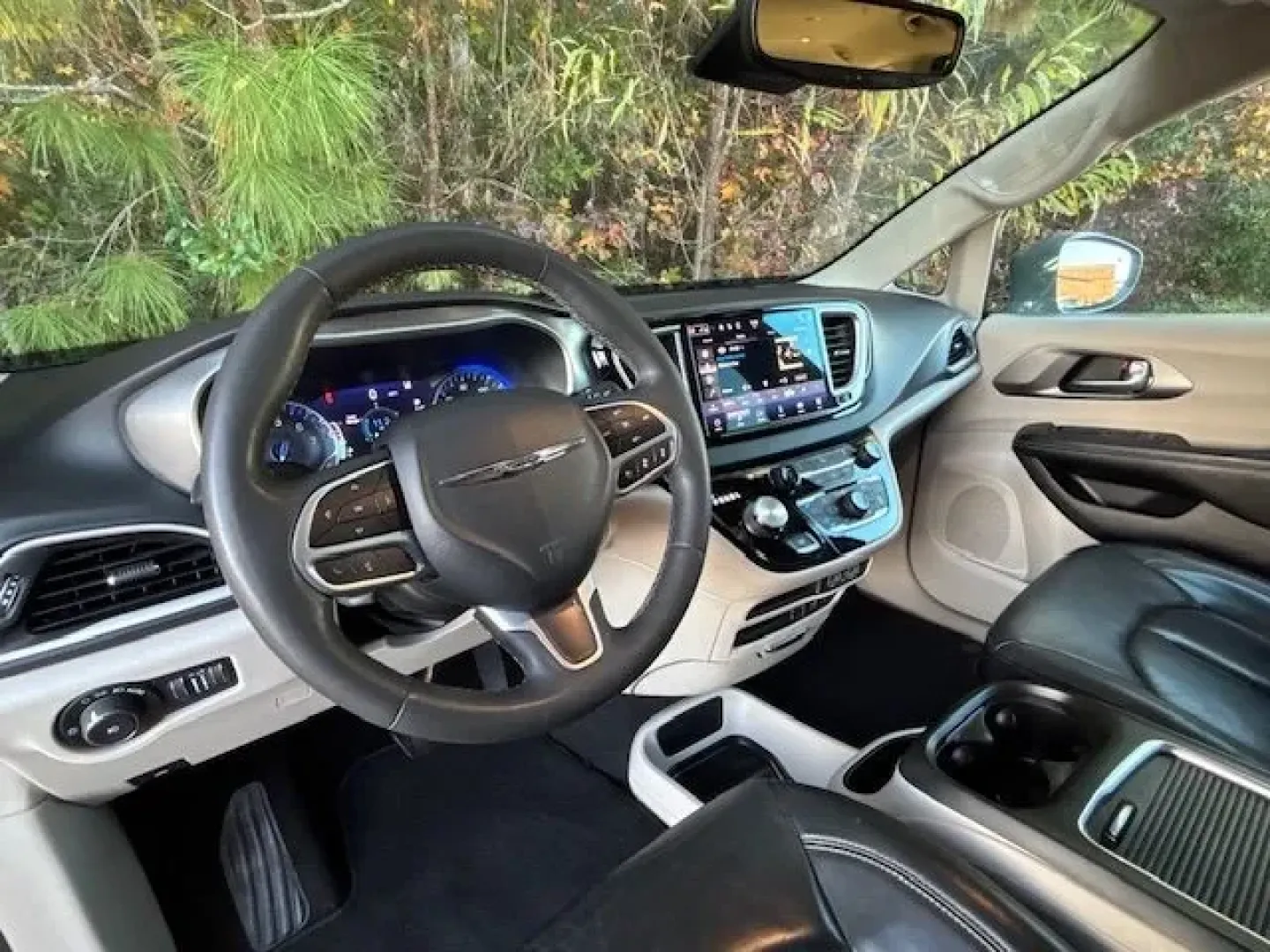 2022 /Black Chrysler Pacifica Touring L (2C4RC1BG7NR) with an 3.6L V-6 DOHC engine, located at 2761 East Hwy 501, Conway, SC, 29526, (843) 331-1151, 33.781528, -78.989883 - Are you ready to elevate your family adventures with a vehicle that combines luxury, space, and functionality? Look no further than this stunning 2022 Chrysler Pacifica Touring L, now available at Car City - Conway. Perfect for growing families, this pre-owned passenger van is designed to enhance yo - Photo#9