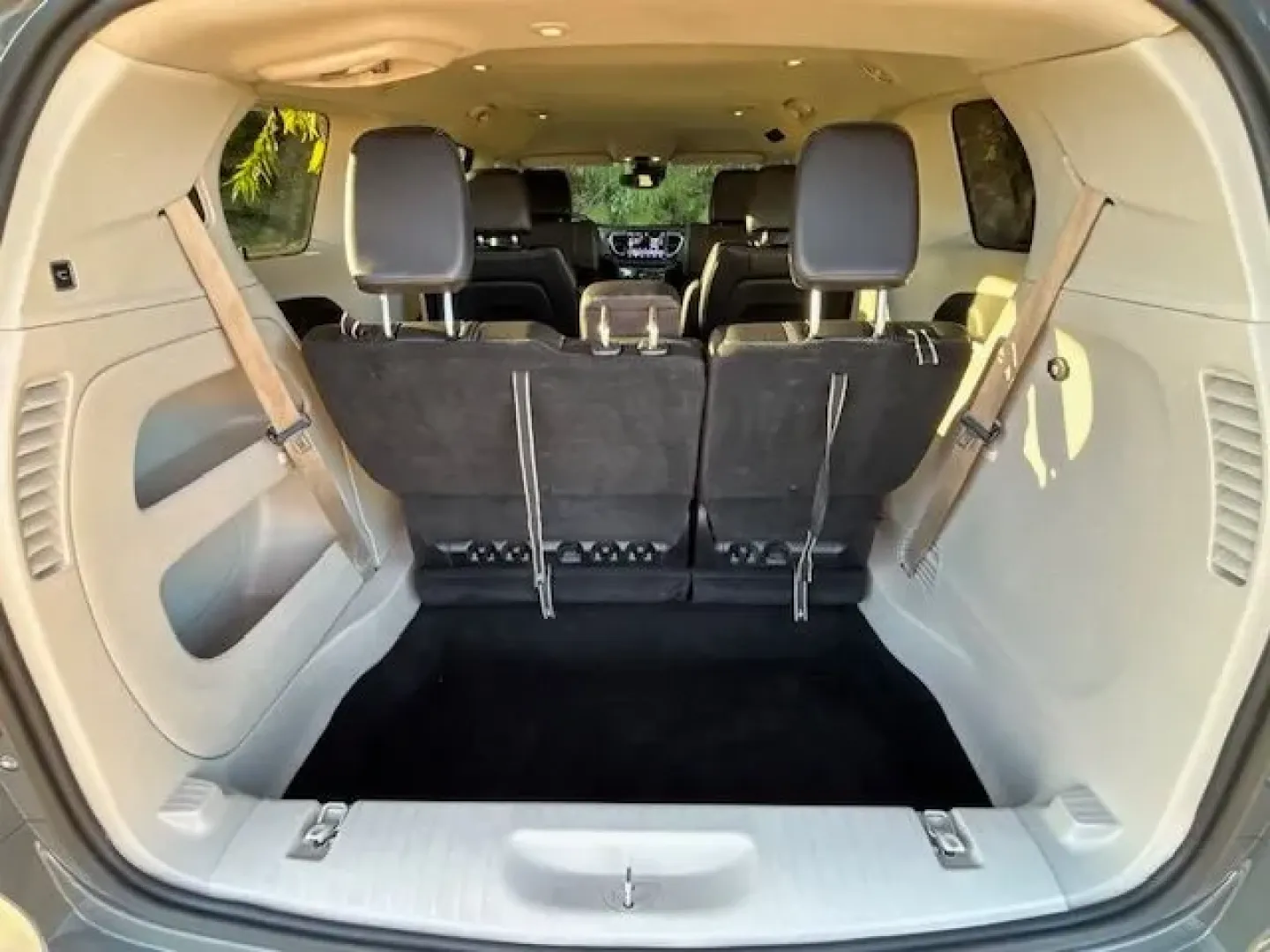 2022 /Black Chrysler Pacifica Touring L (2C4RC1BG7NR) with an 3.6L V-6 DOHC engine, located at 2761 East Hwy 501, Conway, SC, 29526, (843) 331-1151, 33.781528, -78.989883 - Are you ready to elevate your family adventures with a vehicle that combines luxury, space, and functionality? Look no further than this stunning 2022 Chrysler Pacifica Touring L, now available at Car City - Conway. Perfect for growing families, this pre-owned passenger van is designed to enhance yo - Photo#15