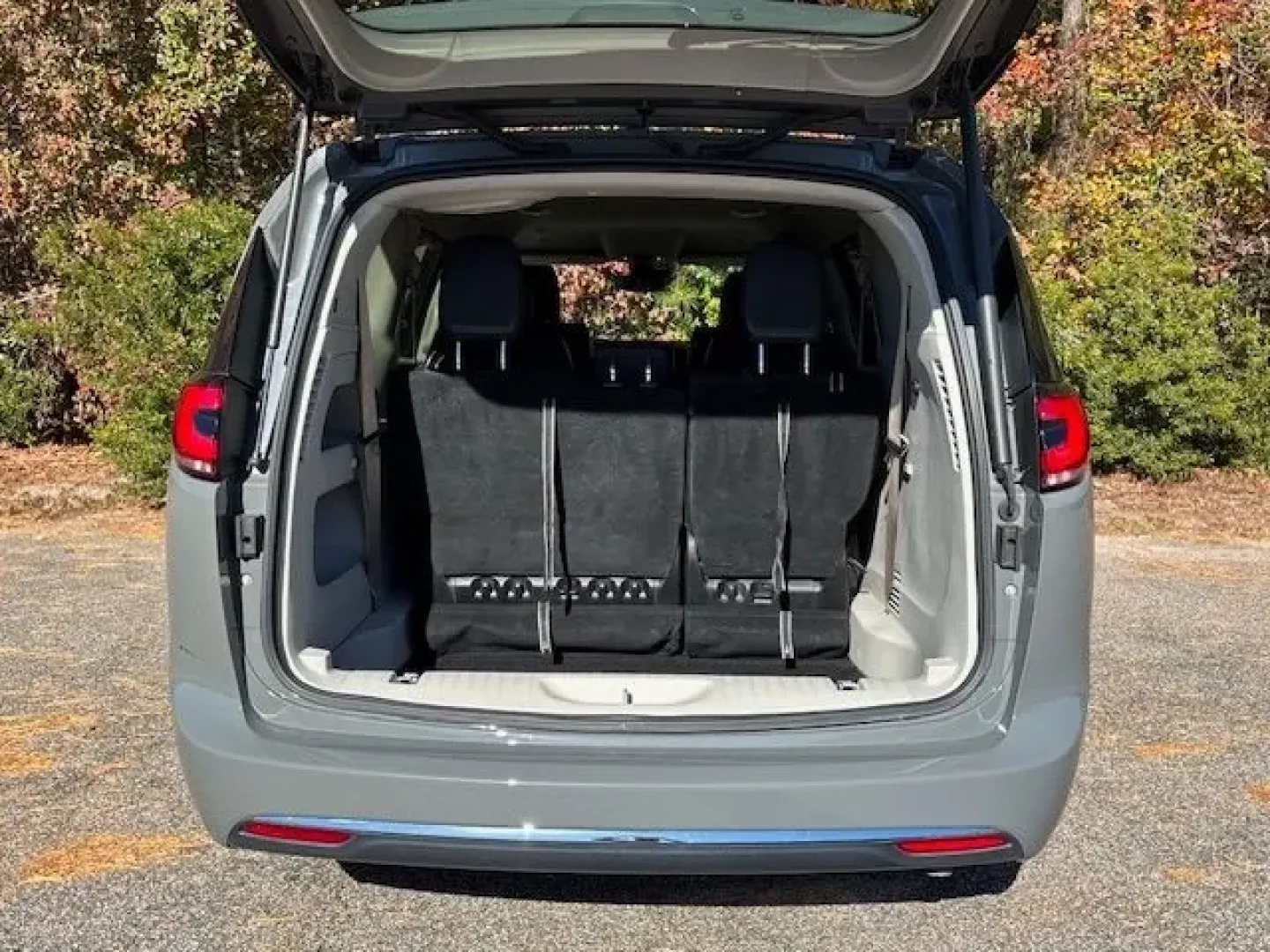 2022 /Black Chrysler Pacifica Touring L (2C4RC1BG7NR) with an 3.6L V-6 DOHC engine, located at 2761 East Hwy 501, Conway, SC, 29526, (843) 331-1151, 33.781528, -78.989883 - Are you ready to elevate your family adventures with a vehicle that combines luxury, space, and functionality? Look no further than this stunning 2022 Chrysler Pacifica Touring L, now available at Car City - Conway. Perfect for growing families, this pre-owned passenger van is designed to enhance yo - Photo#16