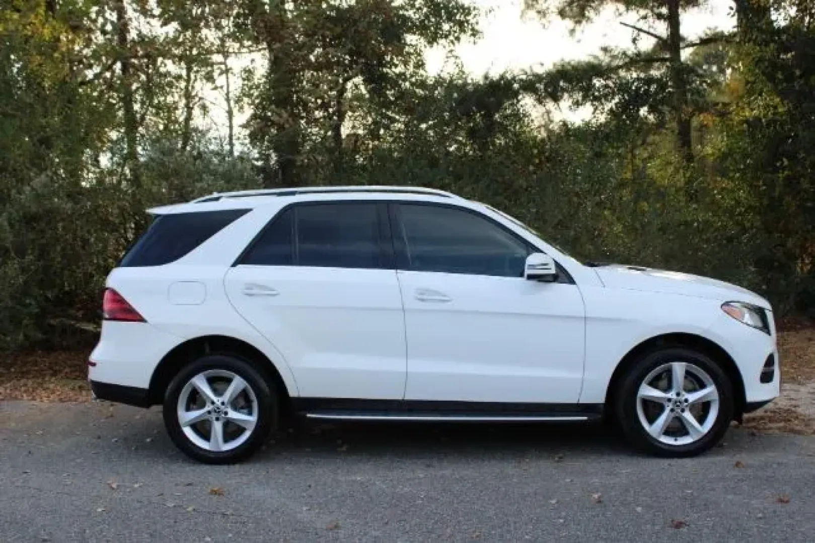 2016 Mercedes-Benz GLE 350 4MATIC (4JGDA5HB6GA) with an 3.5L V-6 gasoline direct injection engine, located at 3598 James B White Hwy South, Whiteville, NC, 28472, (910) 642-3196, 34.294846, -78.732613 - ### Discover Adventure and Luxury Combined with a 2016 Mercedes-Benz GLE 350<br /> <br /> Are you ready to elevate your driving experience? Picture this: You're embarking on a weekend getaway, loaded with friends or family, the stunning Polar White 2016 Mercedes-Benz GLE 350 parked outside, ready to - Photo#3