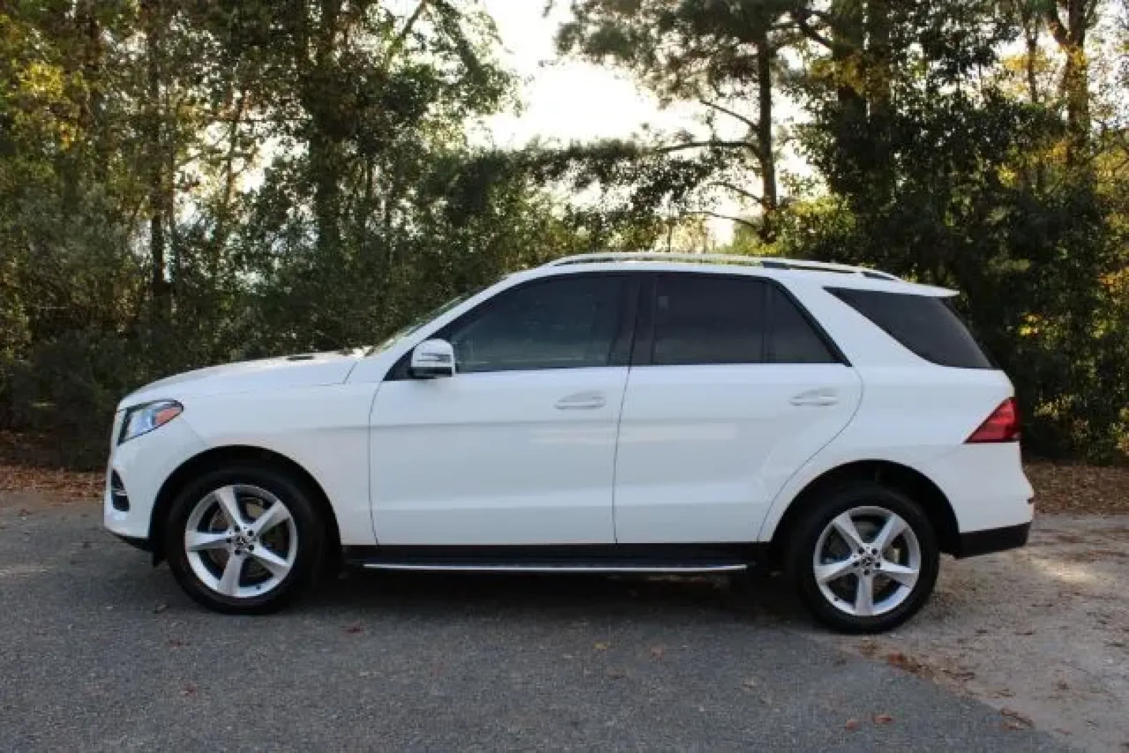 2016 Mercedes-Benz GLE 350 4MATIC (4JGDA5HB6GA) with an 3.5L V-6 gasoline direct injection engine, located at 2761 East Hwy 501, Conway, SC, 29526, (843) 331-1151, 33.781528, -78.989883 - ### Discover Adventure and Luxury Combined with a 2016 Mercedes-Benz GLE 350<br /> <br /> Are you ready to elevate your driving experience? Picture this: You're embarking on a weekend getaway, loaded with friends or family, the stunning Polar White 2016 Mercedes-Benz GLE 350 parked outside, ready to - Photo#4