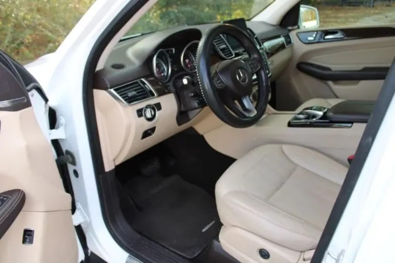 2016 Mercedes-Benz GLE 350 4MATIC (4JGDA5HB6GA) with an 3.5L V-6 gasoline direct injection engine, located at 2761 East Hwy 501, Conway, SC, 29526, (843) 331-1151, 33.781528, -78.989883 - ### Discover Adventure and Luxury Combined with a 2016 Mercedes-Benz GLE 350<br /> <br /> Are you ready to elevate your driving experience? Picture this: You're embarking on a weekend getaway, loaded with friends or family, the stunning Polar White 2016 Mercedes-Benz GLE 350 parked outside, ready to - Photo#9