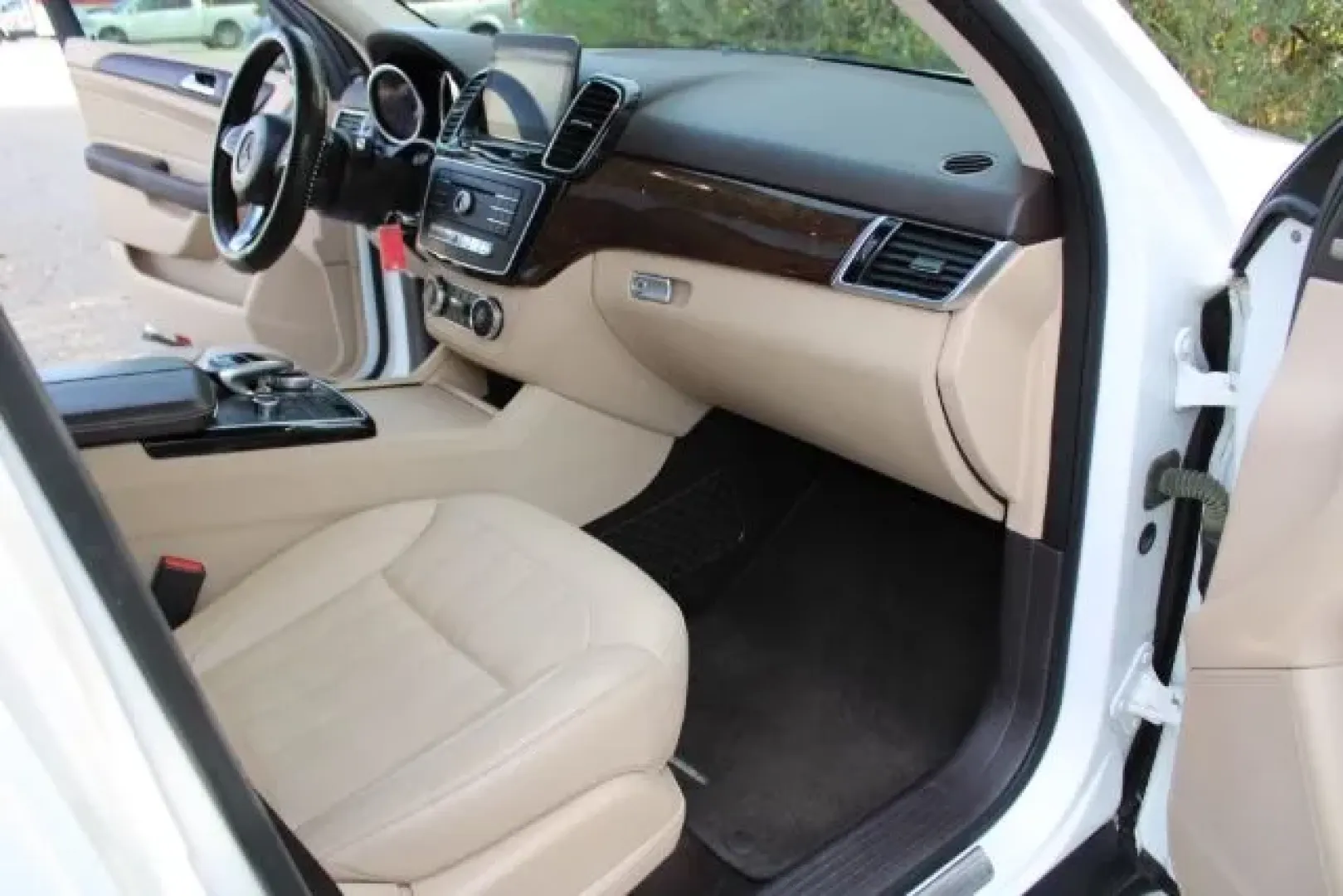 2016 Mercedes-Benz GLE 350 4MATIC (4JGDA5HB6GA) with an 3.5L V-6 gasoline direct injection engine, located at 2761 East Hwy 501, Conway, SC, 29526, (843) 331-1151, 33.781528, -78.989883 - ### Discover Adventure and Luxury Combined with a 2016 Mercedes-Benz GLE 350<br /> <br /> Are you ready to elevate your driving experience? Picture this: You're embarking on a weekend getaway, loaded with friends or family, the stunning Polar White 2016 Mercedes-Benz GLE 350 parked outside, ready to - Photo#11