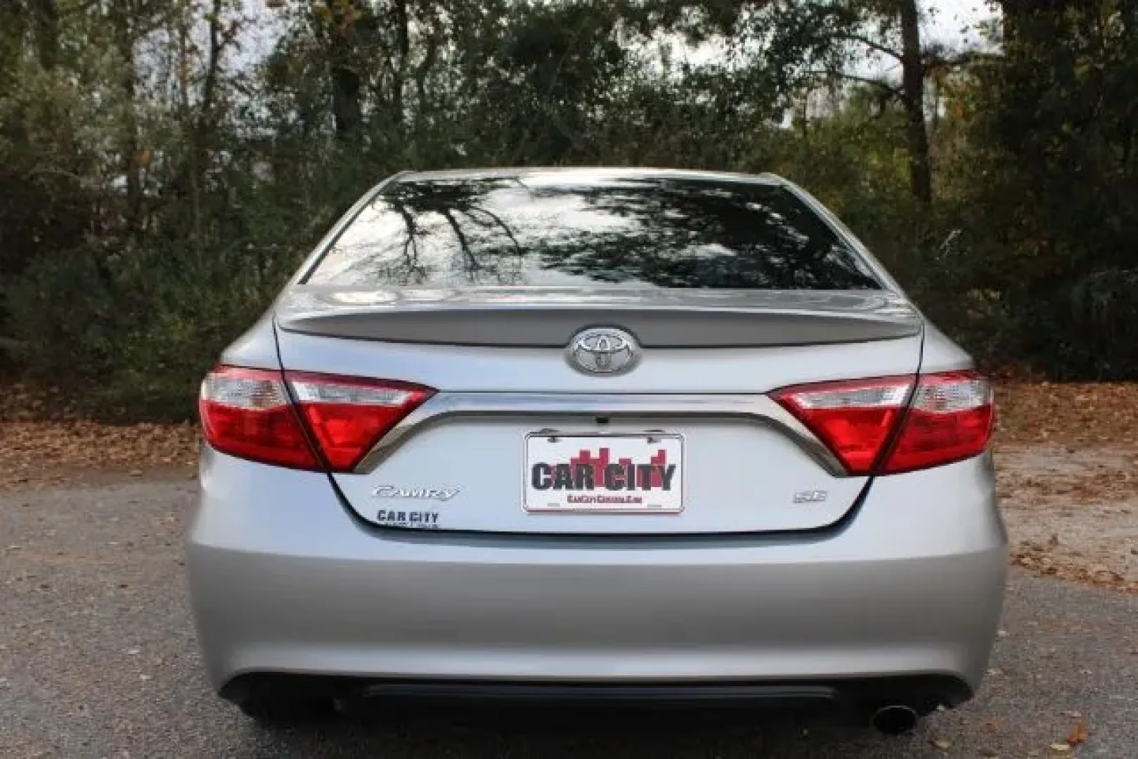 2017 /LIGHT GRAY LEATHERET Toyota Camry SE (4T1BF1FKXHU) with an 2.5L L4 DOHC 16V engine, 6-Speed Automatic transmission, located at 3598 James B White Hwy South, Whiteville, NC, 28472, (910) 642-3196, 34.294846, -78.732613 - Looking for a reliable vehicle that effortlessly fits into your lifestyle? Whether you're commuting to work, running errands around Whiteville, or planning a weekend getaway, the 2017 Toyota Camry SE is an outstanding choice for anyone seeking the perfect blend of comfort, efficiency, and style. Ava - Photo#2