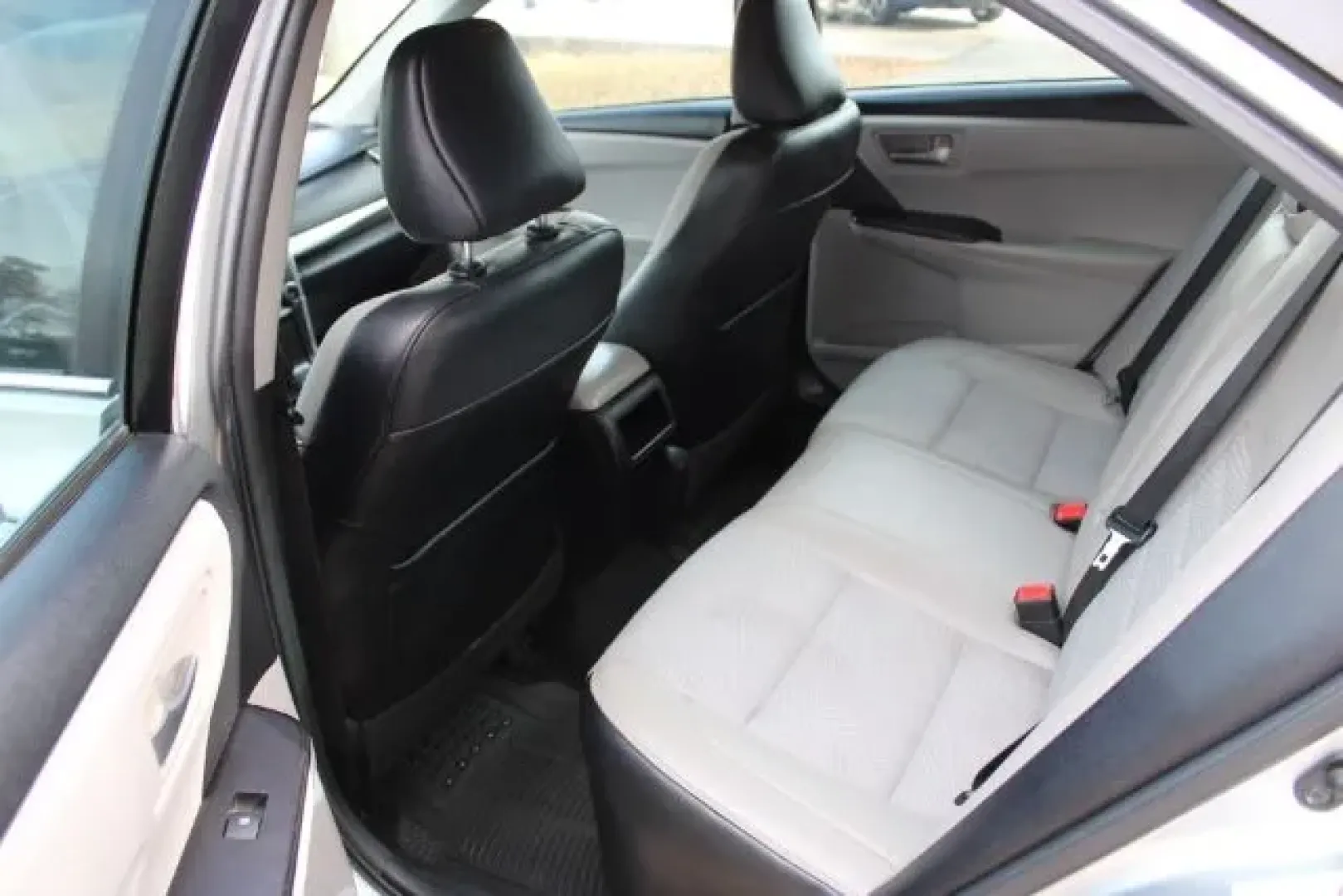 2017 /LIGHT GRAY LEATHERET Toyota Camry SE (4T1BF1FKXHU) with an 2.5L L4 DOHC 16V engine, 6-Speed Automatic transmission, located at 3598 James B White Hwy South, Whiteville, NC, 28472, (910) 642-3196, 34.294846, -78.732613 - Looking for a reliable vehicle that effortlessly fits into your lifestyle? Whether you're commuting to work, running errands around Whiteville, or planning a weekend getaway, the 2017 Toyota Camry SE is an outstanding choice for anyone seeking the perfect blend of comfort, efficiency, and style. Ava - Photo#8