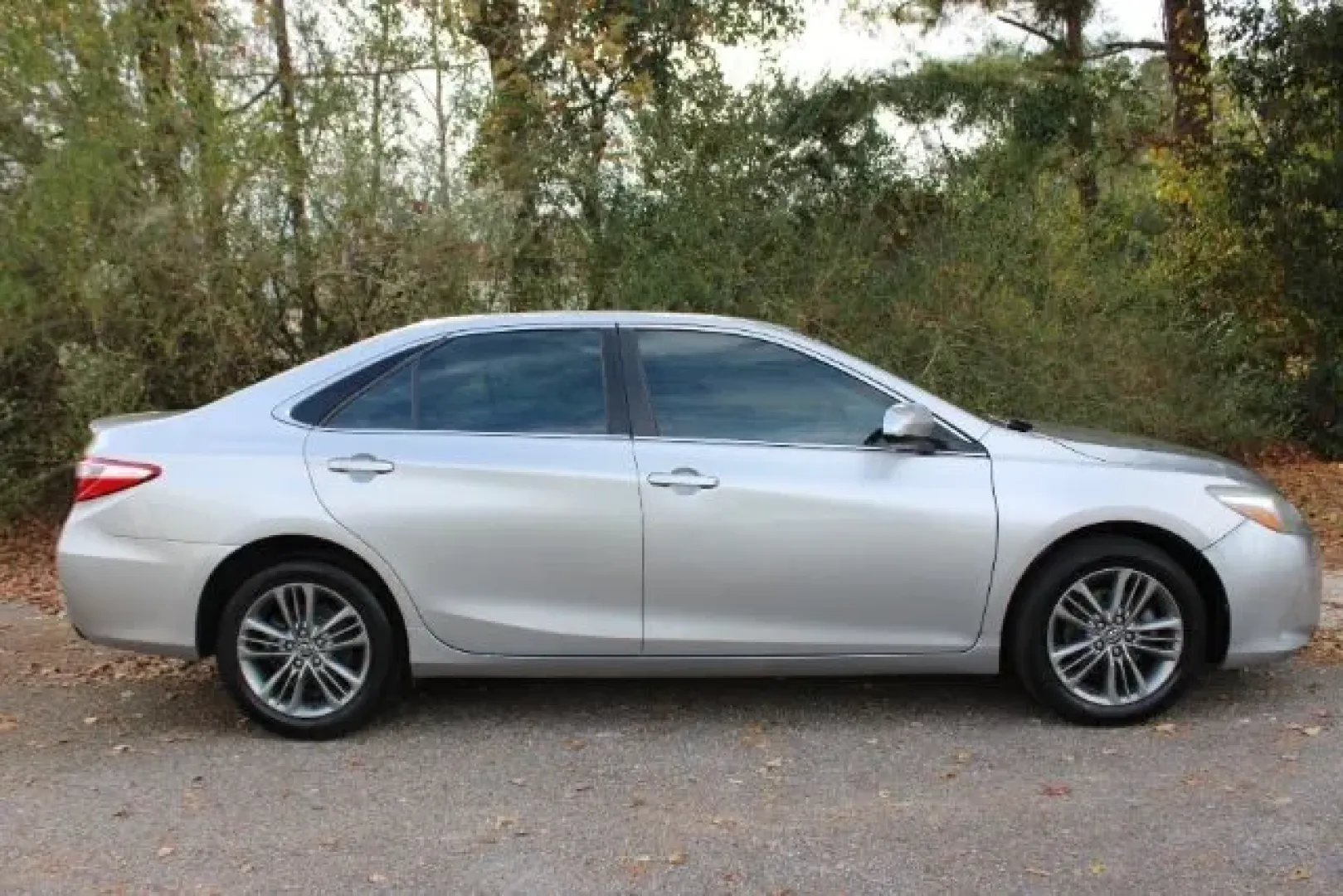 2017 /LIGHT GRAY LEATHERET Toyota Camry SE (4T1BF1FKXHU) with an 2.5L L4 DOHC 16V engine, 6-Speed Automatic transmission, located at 2761 East Hwy 501, Conway, SC, 29526, (843) 331-1151, 33.781528, -78.989883 - Looking for a reliable vehicle that effortlessly fits into your lifestyle? Whether you're commuting to work, running errands around Whiteville, or planning a weekend getaway, the 2017 Toyota Camry SE is an outstanding choice for anyone seeking the perfect blend of comfort, efficiency, and style. Ava - Photo#3