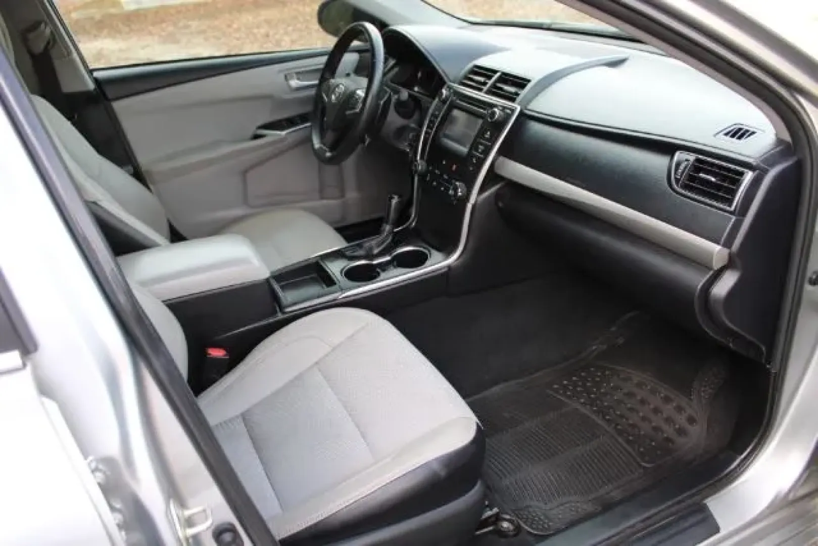 2017 /LIGHT GRAY LEATHERET Toyota Camry SE (4T1BF1FKXHU) with an 2.5L L4 DOHC 16V engine, 6-Speed Automatic transmission, located at 2761 East Hwy 501, Conway, SC, 29526, (843) 331-1151, 33.781528, -78.989883 - Looking for a reliable vehicle that effortlessly fits into your lifestyle? Whether you're commuting to work, running errands around Whiteville, or planning a weekend getaway, the 2017 Toyota Camry SE is an outstanding choice for anyone seeking the perfect blend of comfort, efficiency, and style. Ava - Photo#9