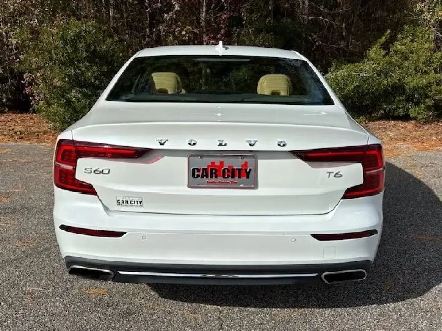 2019 /Amber Volvo S60 T6 Inscription (7JRA22TL8KG) with an Drive-E 2L I-4 gasoline direct injection engine, located at 2761 East Hwy 501, Conway, SC, 29526, (843) 331-1151, 33.781528, -78.989883 - **Elevate Your Daily Drive with the 2019 Volvo S60 T6 Inscription at Car City - Conway!**<br /> <br /> Imagine gliding through the streets of Conway, SC, in a luxurious 2019 Volvo S60 T6 Inscription, an ideal companion for both your daily commute and weekend getaways. With its elegant design and sop - Photo#5