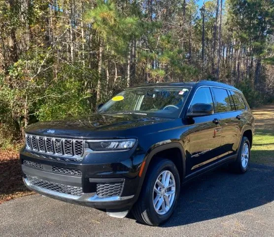 photo of 2023 Jeep Grand Cherokee Laredo 4x2