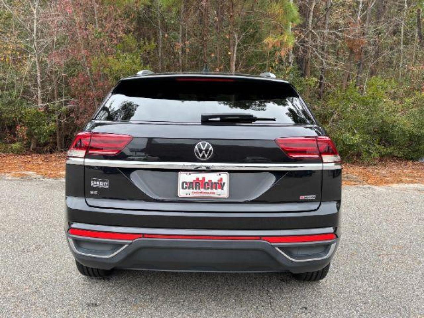 2020 /BLACK LEATHER Volkswagen Atlas Cross Sport SE 4MOTION (1V24C2CA6LC) with an 2.0L L4 DOHC 16V engine, 8-Speed Automatic transmission, located at 2761 East Hwy 501, Conway, SC, 29526, (843) 331-1151, 33.781528, -78.989883 - 2020 Volkswagen Atlas Cross Sport SE 4MOTION - Photo#3
