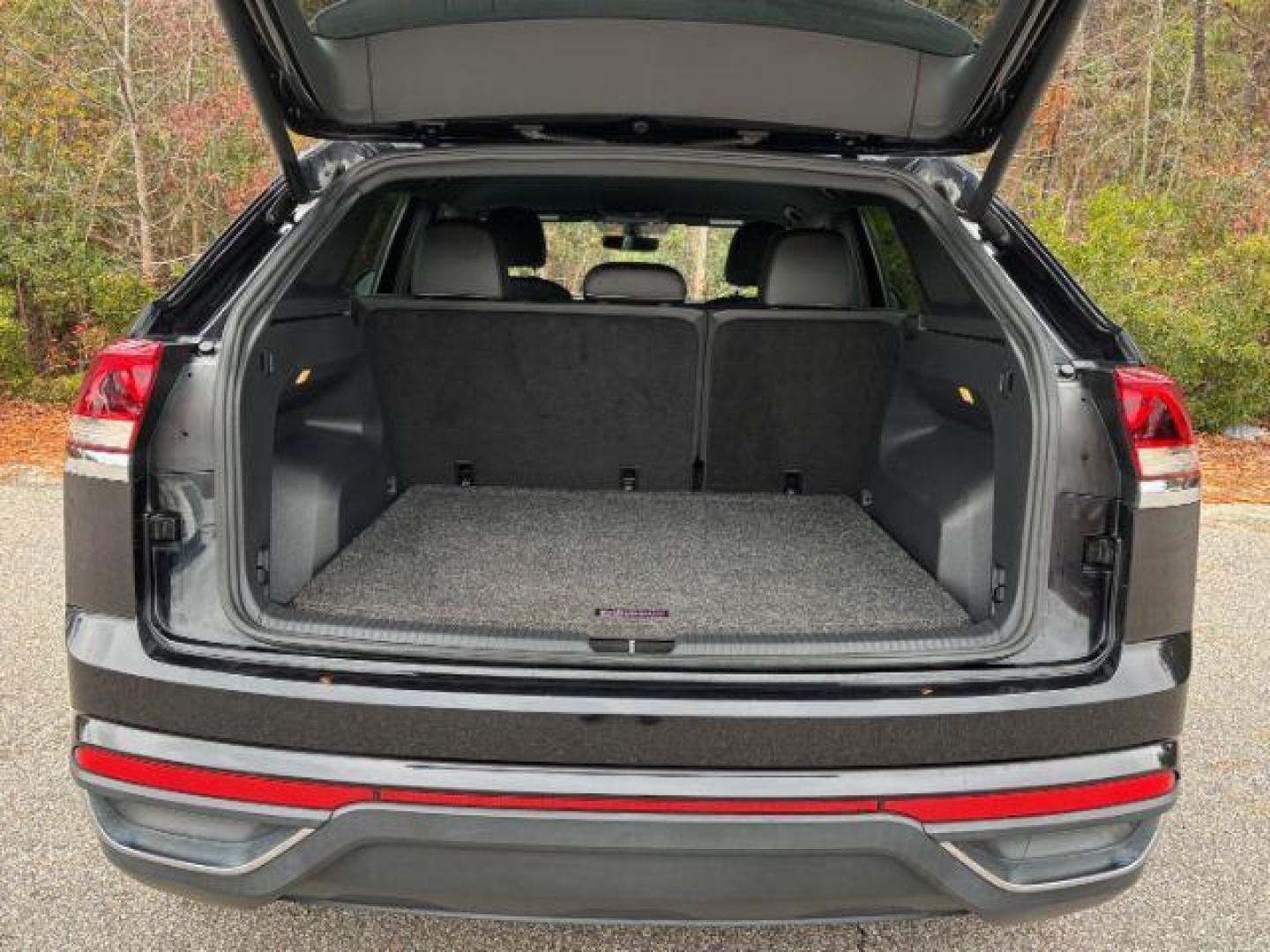 2020 /BLACK LEATHER Volkswagen Atlas Cross Sport SE 4MOTION (1V24C2CA6LC) with an 2.0L L4 DOHC 16V engine, 8-Speed Automatic transmission, located at 2761 East Hwy 501, Conway, SC, 29526, (843) 331-1151, 33.781528, -78.989883 - 2020 Volkswagen Atlas Cross Sport SE 4MOTION - Photo#8