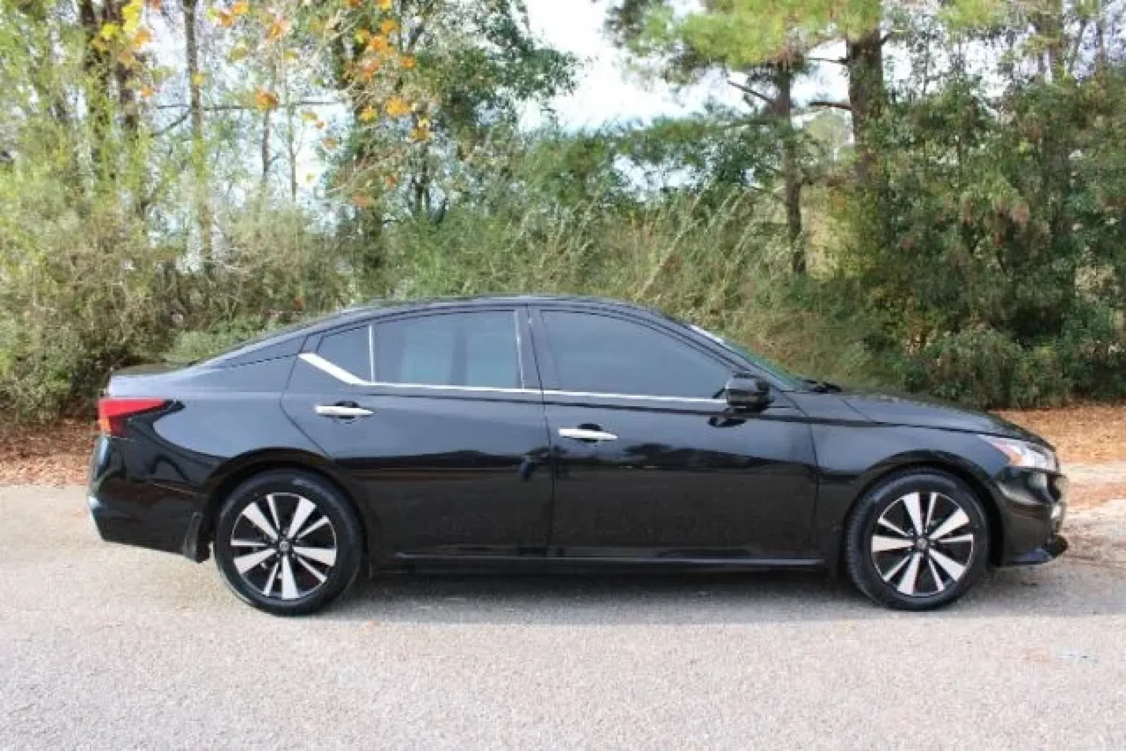 2022 Nissan Altima 2.5 SL (1N4BL4EV0NN) with an 2.5L I-4 gasoline direct injection engine, located at 3598 James B White Hwy South, Whiteville, NC, 28472, (910) 642-3196, 34.294846, -78.732613 - **Elevate Your Daily Commute with the 2022 Nissan Altima 2.5 SL at Car City - Whitesville!**<br /> <br /> Are you in the market for a reliable sedan that seamlessly blends style, comfort, and technology? Look no further than the 2022 Nissan Altima 2.5 SL, available now at Car City - Whitesville, the - Photo#3