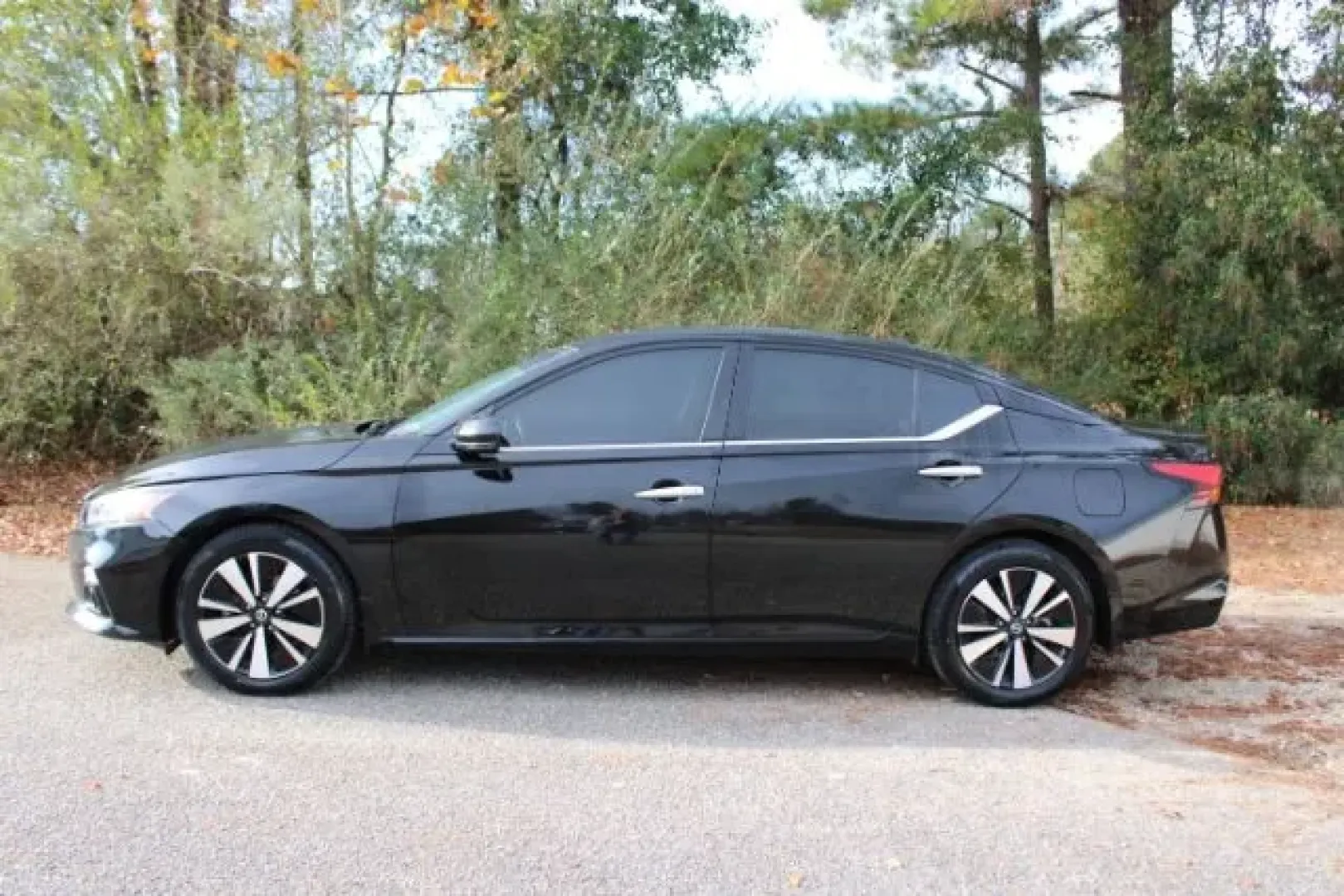 2022 Nissan Altima 2.5 SL (1N4BL4EV0NN) with an 2.5L I-4 gasoline direct injection engine, located at 3598 James B White Hwy South, Whiteville, NC, 28472, (910) 642-3196, 34.294846, -78.732613 - **Elevate Your Daily Commute with the 2022 Nissan Altima 2.5 SL at Car City - Whitesville!**<br /> <br /> Are you in the market for a reliable sedan that seamlessly blends style, comfort, and technology? Look no further than the 2022 Nissan Altima 2.5 SL, available now at Car City - Whitesville, the - Photo#4