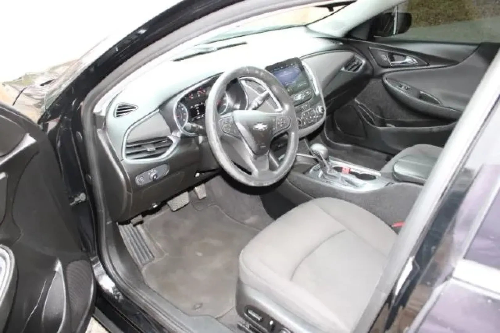 2021 /CHARCOAL CLOTH Chevrolet Malibu LT (1G1ZD5ST4MF) with an 1.5L L4 DOHC 16V engine, 6-Speed Automatic transmission, located at 2761 East Hwy 501, Conway, SC, 29526, (843) 331-1151, 33.781528, -78.989883 - **Drive into Adventure: Your Ideal Family Sedan Awaits!**<br /> <br /> Are you in search of a reliable vehicle that effortlessly blends comfort, safety, and efficiency for your daily commutes or family outings? Look no further than this stunning **2021 Chevrolet Malibu LT**, available now at **Car C - Photo#8