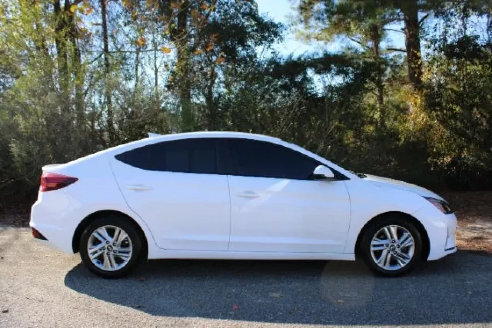 2020 /CHARCOAL CLOTH Hyundai Elantra SEL (5NPD84LF4LH) with an 1.8L L4 DOHC 16V engine, 6-Speed Automatic transmission, located at 2761 East Hwy 501, Conway, SC, 29526, (843) 331-1151, 33.781528, -78.989883 - **Discover the Perfect Commuter Companion with This 2020 Hyundai Elantra SEL at Car City - Conway!**<br /> <br /> Are you in the market for an affordable used car that delivers comfort, efficiency, and style? Look no further than this stunning 2020 Hyundai Elantra SEL, a sedan that blends functional - Photo#3