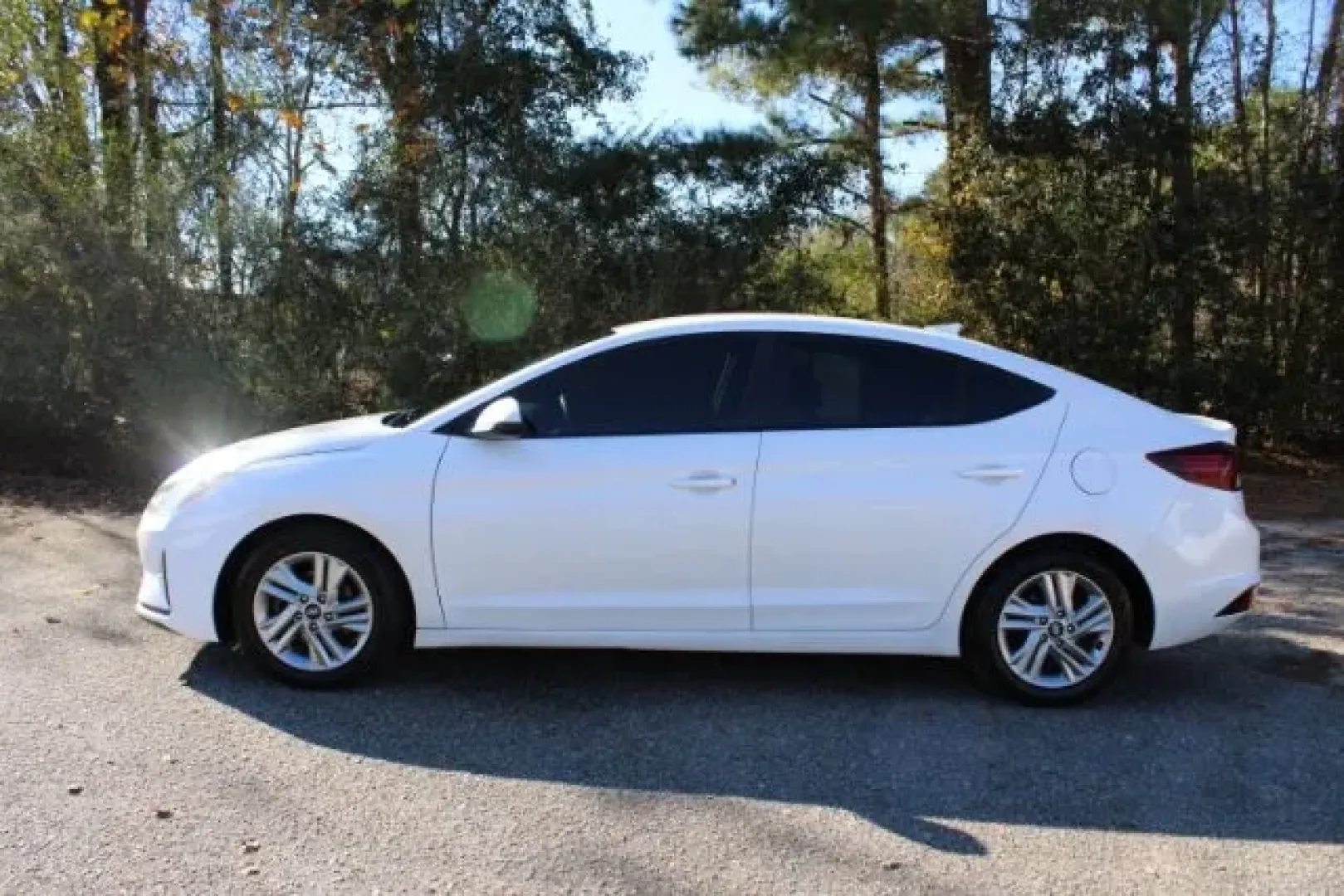 2020 /CHARCOAL CLOTH Hyundai Elantra SEL (5NPD84LF4LH) with an 1.8L L4 DOHC 16V engine, 6-Speed Automatic transmission, located at 2761 East Hwy 501, Conway, SC, 29526, (843) 331-1151, 33.781528, -78.989883 - **Discover the Perfect Commuter Companion with This 2020 Hyundai Elantra SEL at Car City - Conway!**<br /> <br /> Are you in the market for an affordable used car that delivers comfort, efficiency, and style? Look no further than this stunning 2020 Hyundai Elantra SEL, a sedan that blends functional - Photo#4