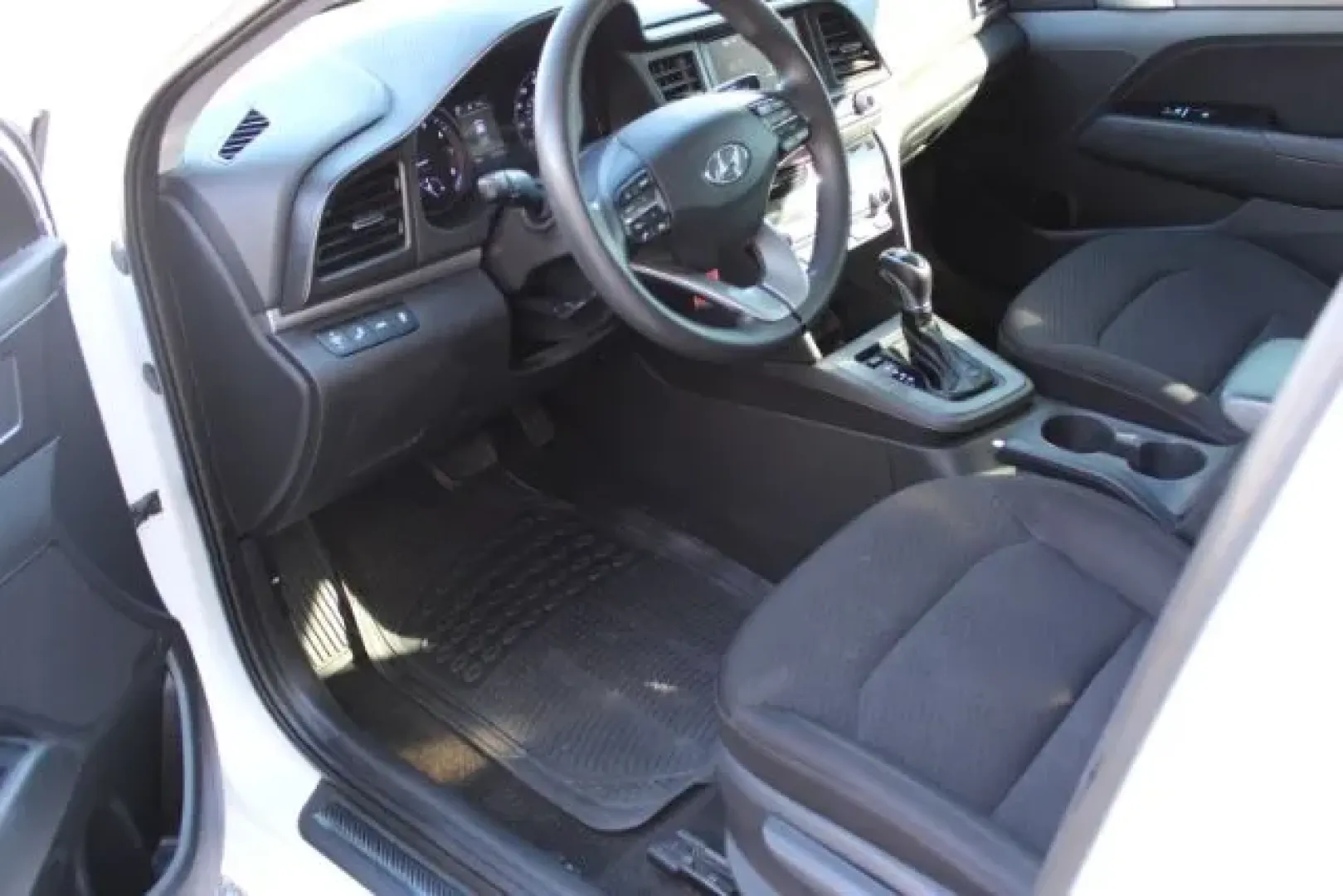 2020 /CHARCOAL CLOTH Hyundai Elantra SEL (5NPD84LF4LH) with an 1.8L L4 DOHC 16V engine, 6-Speed Automatic transmission, located at 2761 East Hwy 501, Conway, SC, 29526, (843) 331-1151, 33.781528, -78.989883 - **Discover the Perfect Commuter Companion with This 2020 Hyundai Elantra SEL at Car City - Conway!**<br /> <br /> Are you in the market for an affordable used car that delivers comfort, efficiency, and style? Look no further than this stunning 2020 Hyundai Elantra SEL, a sedan that blends functional - Photo#7