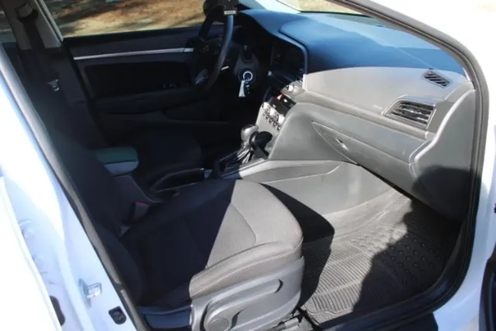 2020 /CHARCOAL CLOTH Hyundai Elantra SEL (5NPD84LF4LH) with an 1.8L L4 DOHC 16V engine, 6-Speed Automatic transmission, located at 2761 East Hwy 501, Conway, SC, 29526, (843) 331-1151, 33.781528, -78.989883 - **Discover the Perfect Commuter Companion with This 2020 Hyundai Elantra SEL at Car City - Conway!**<br /> <br /> Are you in the market for an affordable used car that delivers comfort, efficiency, and style? Look no further than this stunning 2020 Hyundai Elantra SEL, a sedan that blends functional - Photo#8