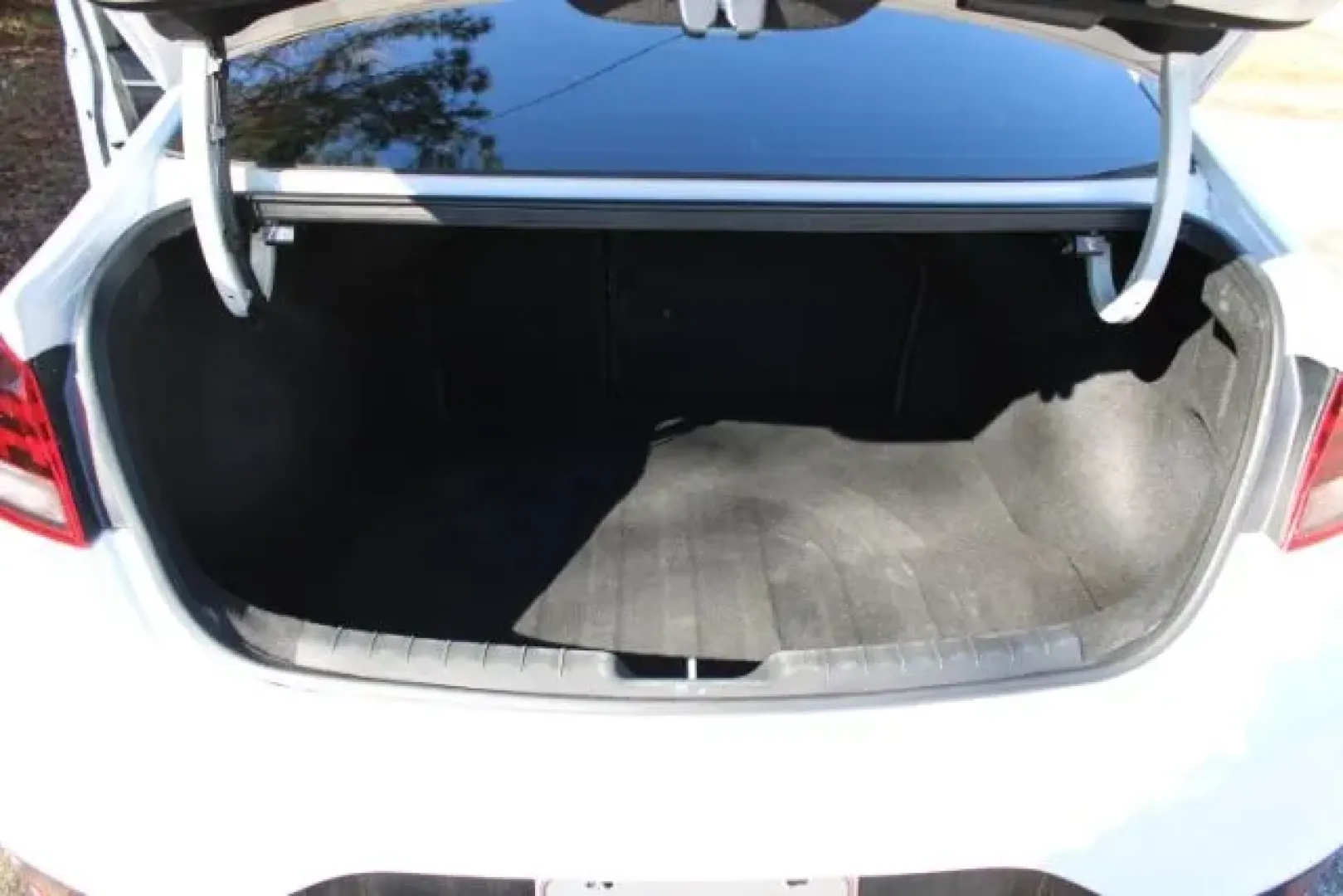 2020 /CHARCOAL CLOTH Hyundai Elantra SEL (5NPD84LF4LH) with an 1.8L L4 DOHC 16V engine, 6-Speed Automatic transmission, located at 2761 East Hwy 501, Conway, SC, 29526, (843) 331-1151, 33.781528, -78.989883 - **Discover the Perfect Commuter Companion with This 2020 Hyundai Elantra SEL at Car City - Conway!**<br /> <br /> Are you in the market for an affordable used car that delivers comfort, efficiency, and style? Look no further than this stunning 2020 Hyundai Elantra SEL, a sedan that blends functional - Photo#10