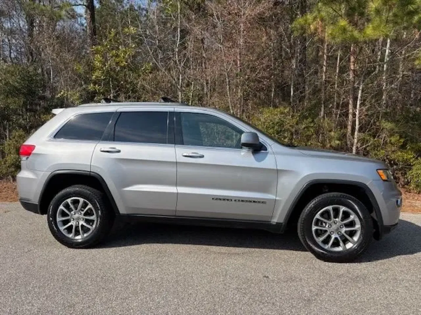 2017 /Black, cloth Jeep Grand Cherokee Laredo 4WD (1C4RJFAG7HC) with an 3.6L V6 DOHC 24V engine, 8-Speed Automatic transmission, located at 2761 East Hwy 501, Conway, SC, 29526, (843) 331-1151, 33.781528, -78.989883 - Need an SUV that can handle school drop-offs in the morning, a long commute down Hwy 501, and a last-minute beach run to Myrtle Beach on the weekend? This 2017 Jeep Grand Cherokee Laredo 4WD is built for real-life Carolina schedules-comfortable, confident in changing weather, and ready for road trip - Photo#3