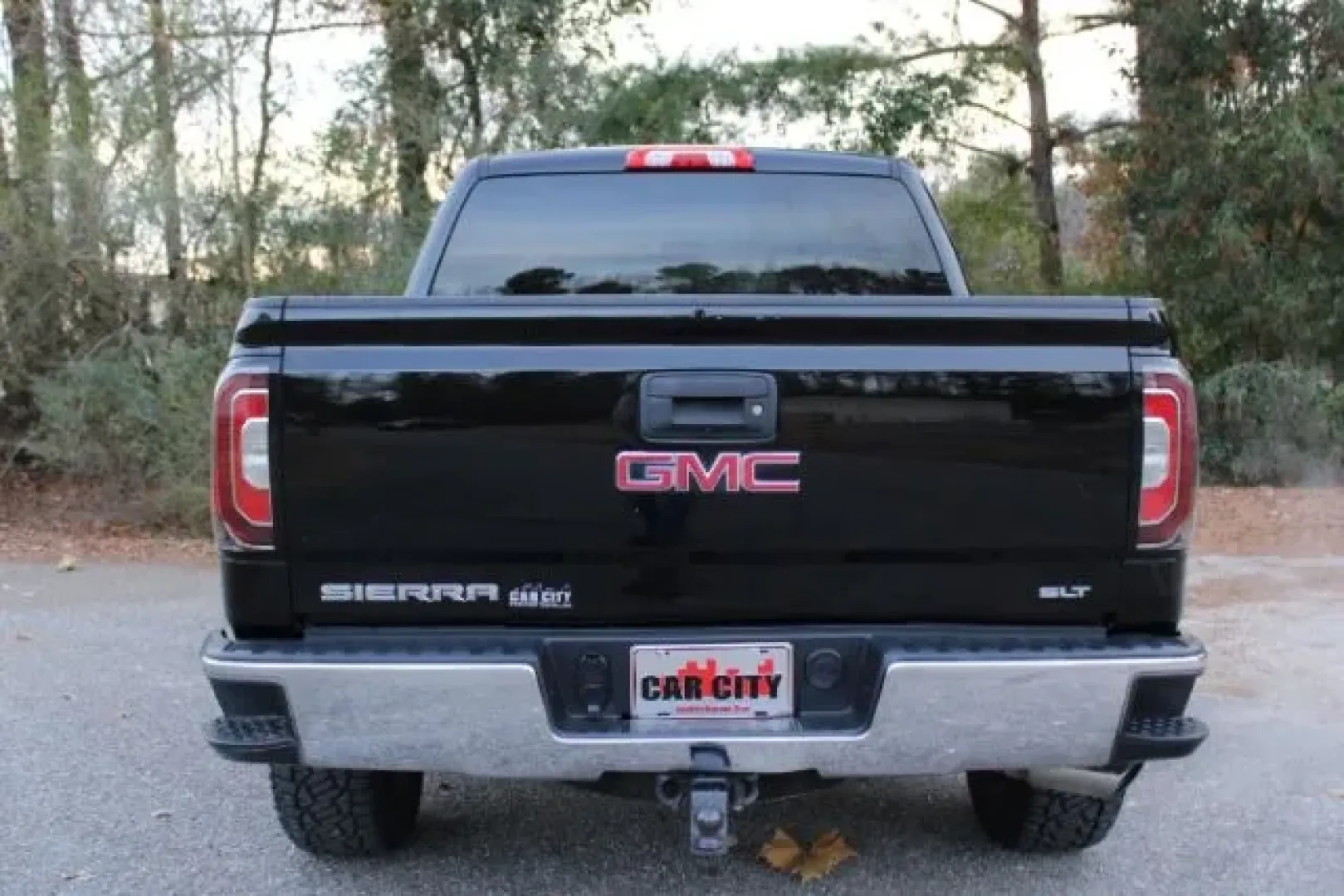 2016 GMC Sierra 1500 SLT (3GTU2NECXGG) with an EcoTec3 6.2L V-8 gasoline direct injection engine, located at 2761 East Hwy 501, Conway, SC, 29526, (843) 331-1151, 33.781528, -78.989883 - **Unleash Your Adventurous Spirit with the 2016 GMC Sierra 1500 SLT Perfect for Weekend Getaways or Daily Commutes!**<br /> <br /> If you're searching for a vehicle that can seamlessly transition from the rigors of daily life to the thrill of weekend adventures, look no further than the 2016 GMC Si - Photo#2