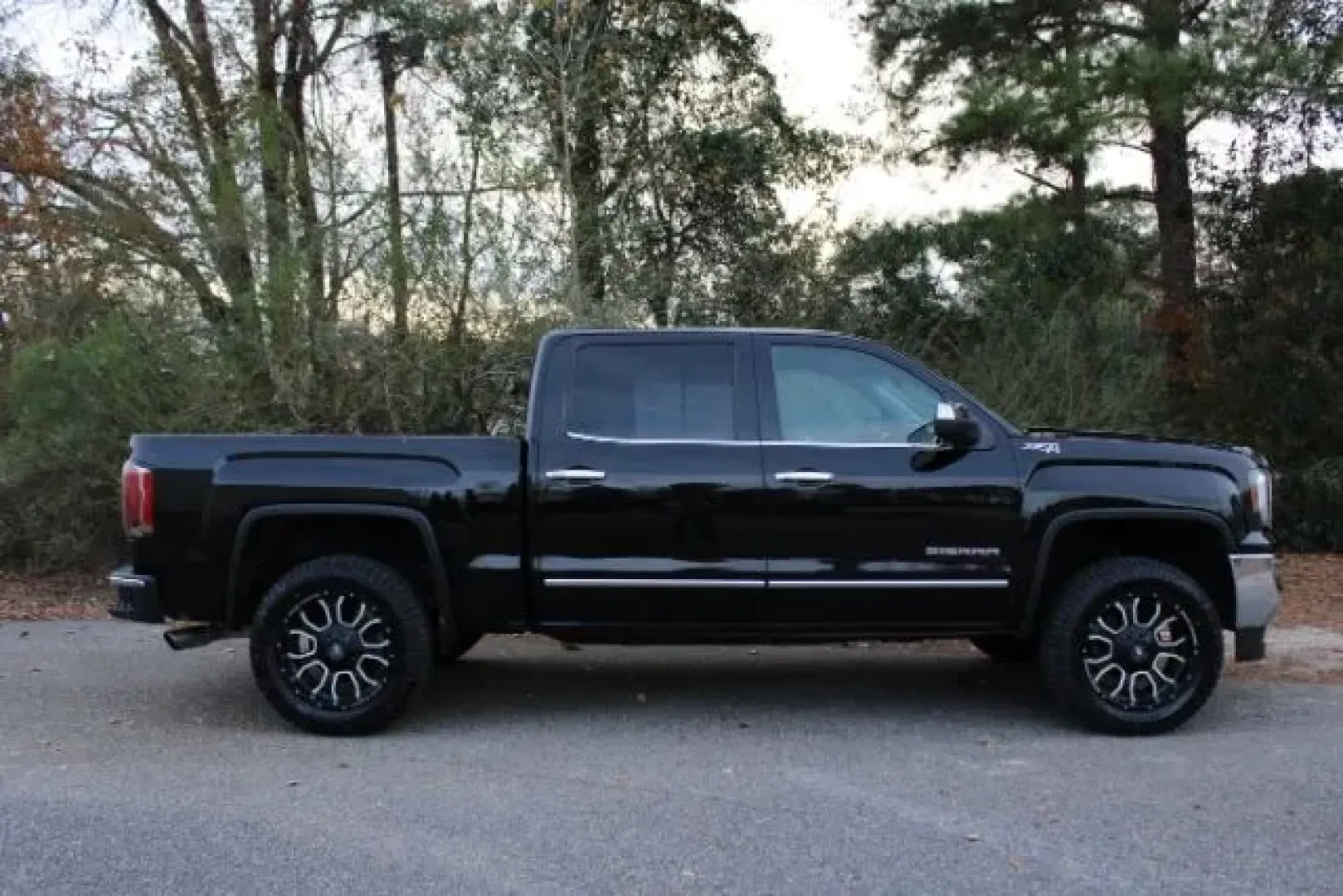2016 GMC Sierra 1500 SLT (3GTU2NECXGG) with an EcoTec3 6.2L V-8 gasoline direct injection engine, located at 2761 East Hwy 501, Conway, SC, 29526, (843) 331-1151, 33.781528, -78.989883 - **Unleash Your Adventurous Spirit with the 2016 GMC Sierra 1500 SLT Perfect for Weekend Getaways or Daily Commutes!**<br /> <br /> If you're searching for a vehicle that can seamlessly transition from the rigors of daily life to the thrill of weekend adventures, look no further than the 2016 GMC Si - Photo#3