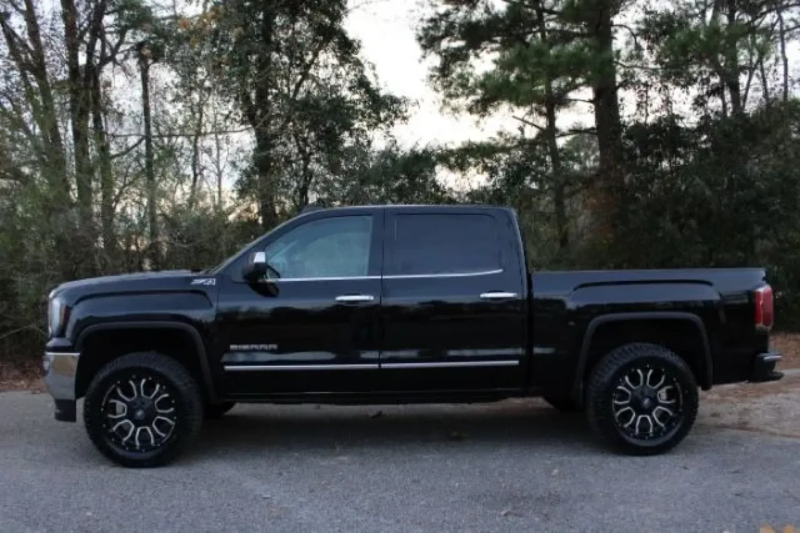 2016 GMC Sierra 1500 SLT (3GTU2NECXGG) with an EcoTec3 6.2L V-8 gasoline direct injection engine, located at 2761 East Hwy 501, Conway, SC, 29526, (843) 331-1151, 33.781528, -78.989883 - **Unleash Your Adventurous Spirit with the 2016 GMC Sierra 1500 SLT Perfect for Weekend Getaways or Daily Commutes!**<br /> <br /> If you're searching for a vehicle that can seamlessly transition from the rigors of daily life to the thrill of weekend adventures, look no further than the 2016 GMC Si - Photo#4