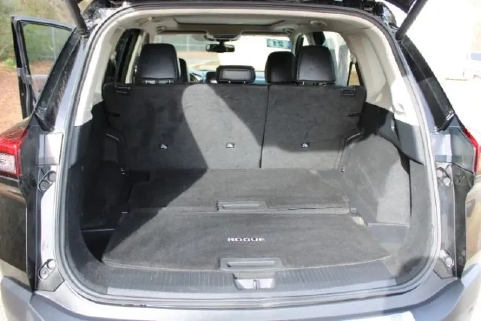 2021 /Charcoal Nissan Rogue SL Intelligent AWD (5N1AT3CB8MC) with an 2.5L I-4 gasoline direct injection engine, located at 3598 James B White Hwy South, Whiteville, NC, 28472, (910) 642-3196, 34.294846, -78.732613 - **Elevate Your Adventures with the 2021 Nissan Rogue SL Intelligent AWD! Perfect for Family Road Trips and Daily Commutes!**<br /> <br /> If you're in the market for a reliable SUV that can transition seamlessly from family road trips to daily commutes, look no further than the stunning 2021 Nissan - Photo#10