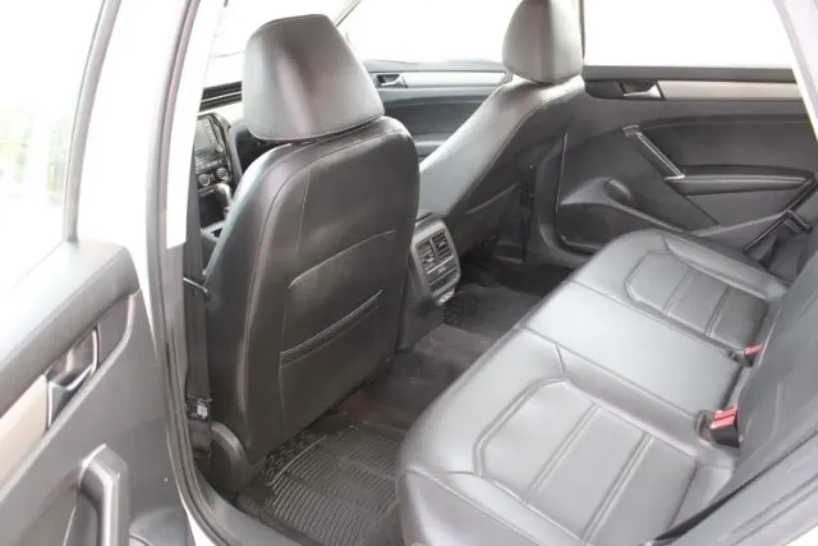 2020 Volkswagen Passat SE (1VWSA7A37LC) with an 2.0L L4 DOHC 16V engine, 6-Speed Automatic transmission, located at 3598 James B White Hwy South, Whiteville, NC, 28472, (910) 642-3196, 34.294846, -78.732613 - Looking for a reliable and stylish vehicle that complements your busy lifestyle? Whether you're commuting to work, carting kids around town, or planning a weekend getaway, the 2020 Volkswagen Passat SE is the perfect choice for you. With its spacious interior, advanced tech features, and impressive - Photo#8