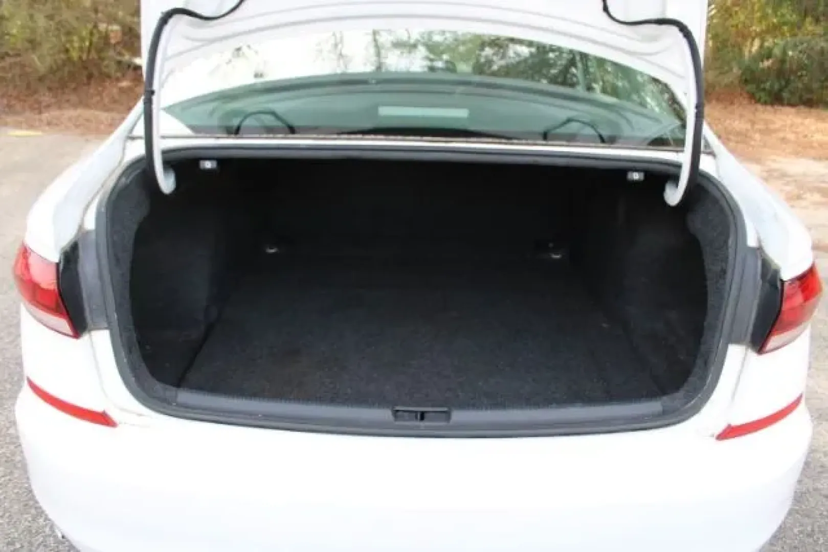 2020 Volkswagen Passat SE (1VWSA7A37LC) with an 2.0L L4 DOHC 16V engine, 6-Speed Automatic transmission, located at 3598 James B White Hwy South, Whiteville, NC, 28472, (910) 642-3196, 34.294846, -78.732613 - Looking for a reliable and stylish vehicle that complements your busy lifestyle? Whether you're commuting to work, carting kids around town, or planning a weekend getaway, the 2020 Volkswagen Passat SE is the perfect choice for you. With its spacious interior, advanced tech features, and impressive - Photo#9