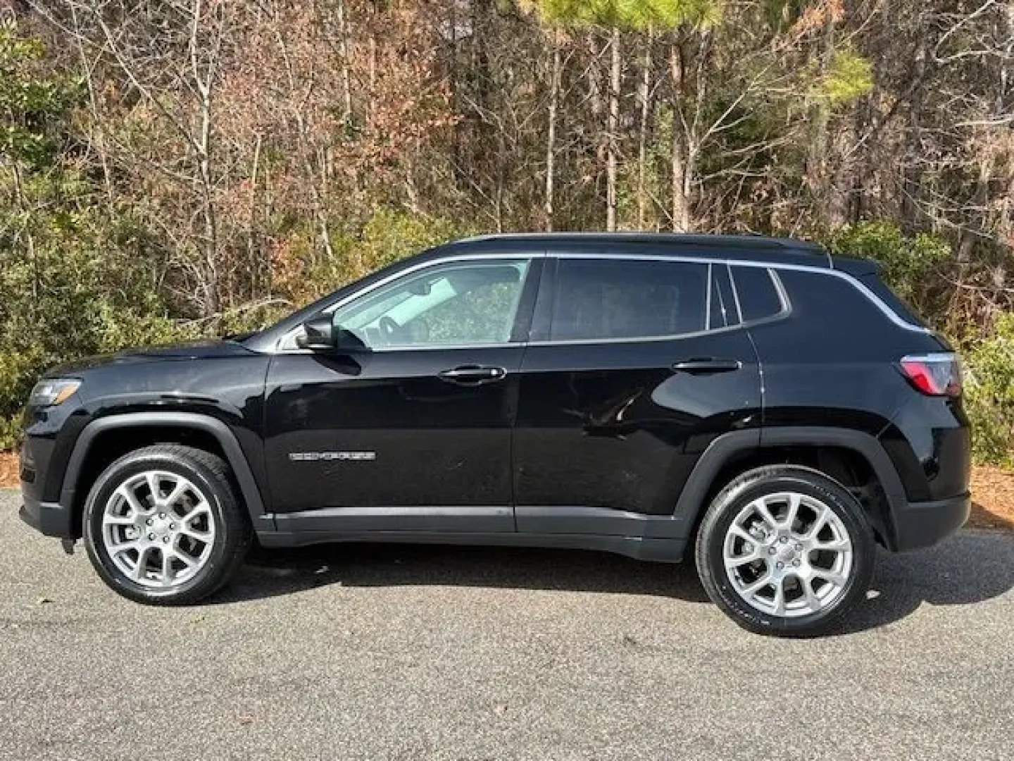 2022 /Black Jeep Compass Latitude Lux 4x4 (3C4NJDFB7NT) with an Other engine, located at 2761 East Hwy 501, Conway, SC, 29526, (843) 331-1151, 33.781528, -78.989883 - **Explore Your Next Adventure with This 2022 Jeep Compass Latitude Lux 4x4 at Car City - Conway!**<br /> <br /> Are you looking for a versatile and reliable SUV to accommodate your busy lifestyle? Whether you're navigating the daily commute, embarking on weekend adventures, or simply seeking comfort - Photo#2