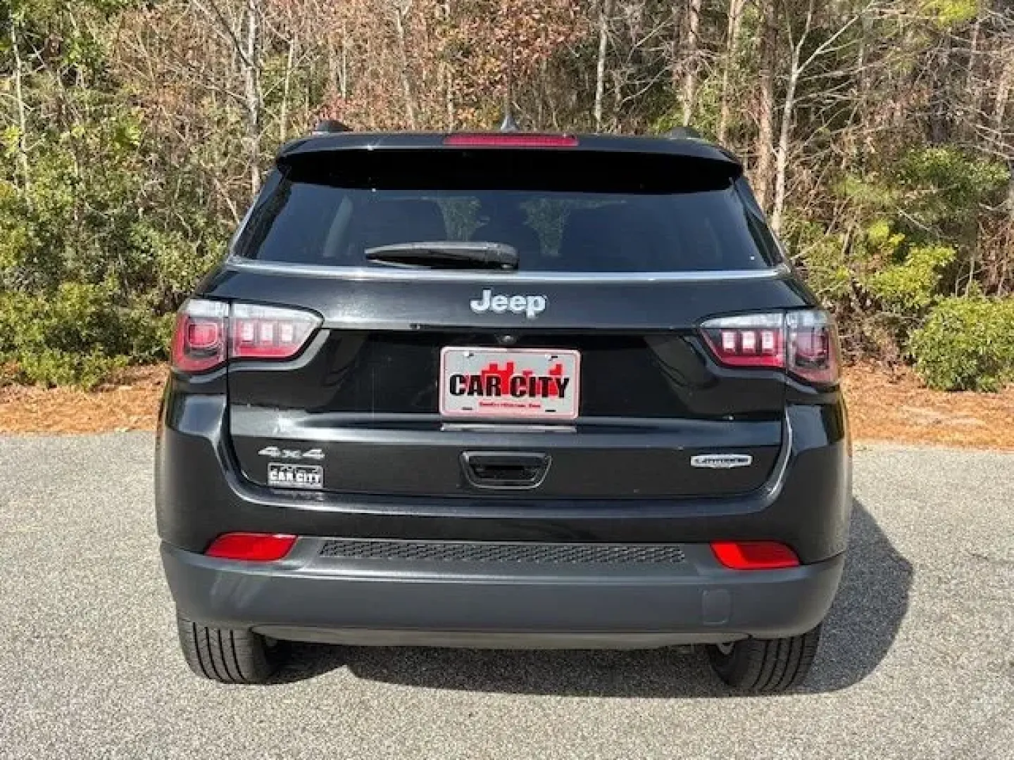 2022 /Black Jeep Compass Latitude Lux 4x4 (3C4NJDFB7NT) with an Other engine, located at 2761 East Hwy 501, Conway, SC, 29526, (843) 331-1151, 33.781528, -78.989883 - **Explore Your Next Adventure with This 2022 Jeep Compass Latitude Lux 4x4 at Car City - Conway!**<br /> <br /> Are you looking for a versatile and reliable SUV to accommodate your busy lifestyle? Whether you're navigating the daily commute, embarking on weekend adventures, or simply seeking comfort - Photo#5