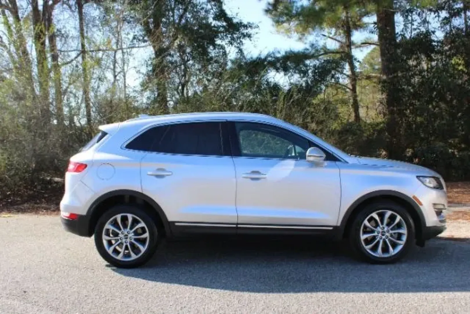 2019 Lincoln MKC Select (5LMCJ2C91KU) with an 2L I-4 gasoline direct injection engine, located at 3598 James B White Hwy South, Whiteville, NC, 28472, (910) 642-3196, 34.294846, -78.732613 - Experience a new level of luxury and practicality with the 2019 Lincoln MKC Select, available now at Car City - Whitesville. This sophisticated SUV is perfect for those who value both style and functionality, making it an ideal choice for families, commuters, and weekend adventurers alike. With its - Photo#3