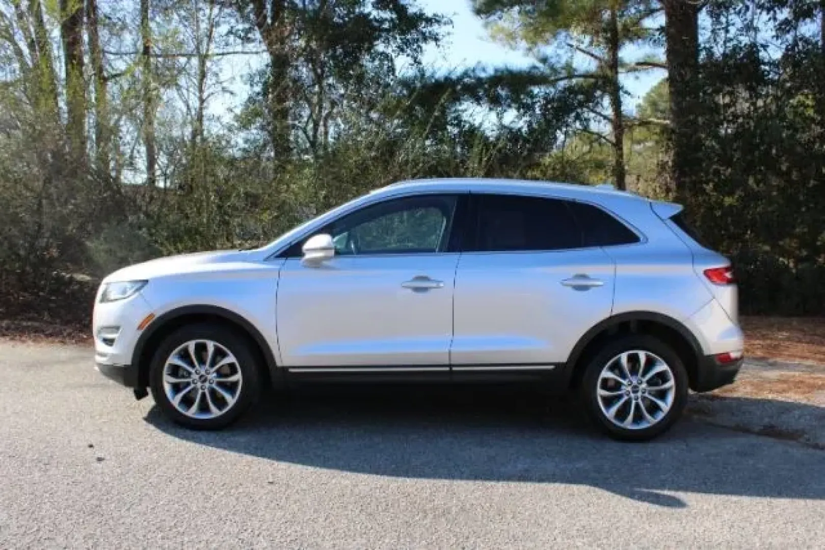 2019 Lincoln MKC Select (5LMCJ2C91KU) with an 2L I-4 gasoline direct injection engine, located at 3598 James B White Hwy South, Whiteville, NC, 28472, (910) 642-3196, 34.294846, -78.732613 - Experience a new level of luxury and practicality with the 2019 Lincoln MKC Select, available now at Car City - Whitesville. This sophisticated SUV is perfect for those who value both style and functionality, making it an ideal choice for families, commuters, and weekend adventurers alike. With its - Photo#4