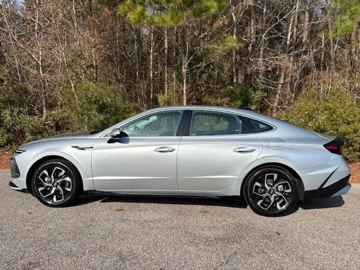 2025 /Dark Gray Hyundai Sonata SEL (KMHL64JA9SA) with an Smartstream 2.5L I-4 port/direct injection engine, located at 2761 East Hwy 501, Conway, SC, 29526, (843) 331-1151, 33.781528, -78.989883 - **Discover the Perfect Blend of Style and Comfort with This 2025 Hyundai Sonata SEL! Ideal for Families and Commuters Alike**<br /> <br /> Step into a world of driving pleasure with the 2025 Hyundai Sonata SEL, available now at Car City - Conway. This pre-owned sedan, with only 38,964 miles on the c - Photo#2