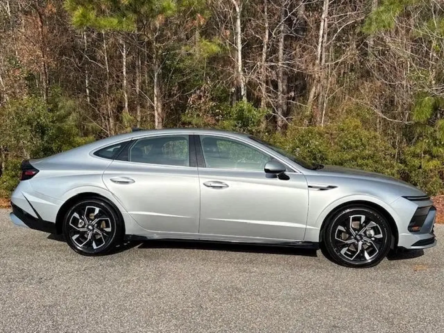 2025 /Dark Gray Hyundai Sonata SEL (KMHL64JA9SA) with an Smartstream 2.5L I-4 port/direct injection engine, located at 2761 East Hwy 501, Conway, SC, 29526, (843) 331-1151, 33.781528, -78.989883 - **Discover the Perfect Blend of Style and Comfort with This 2025 Hyundai Sonata SEL! Ideal for Families and Commuters Alike**<br /> <br /> Step into a world of driving pleasure with the 2025 Hyundai Sonata SEL, available now at Car City - Conway. This pre-owned sedan, with only 38,964 miles on the c - Photo#3