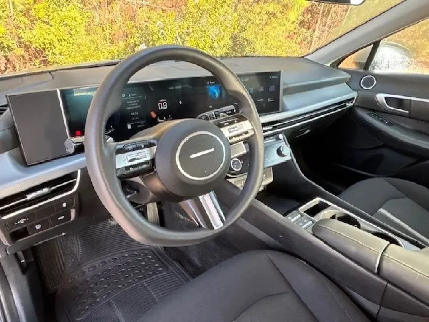 2025 /Dark Gray Hyundai Sonata SEL (KMHL64JA9SA) with an Smartstream 2.5L I-4 port/direct injection engine, located at 2761 East Hwy 501, Conway, SC, 29526, (843) 331-1151, 33.781528, -78.989883 - **Discover the Perfect Blend of Style and Comfort with This 2025 Hyundai Sonata SEL! Ideal for Families and Commuters Alike**<br /> <br /> Step into a world of driving pleasure with the 2025 Hyundai Sonata SEL, available now at Car City - Conway. This pre-owned sedan, with only 38,964 miles on the c - Photo#9