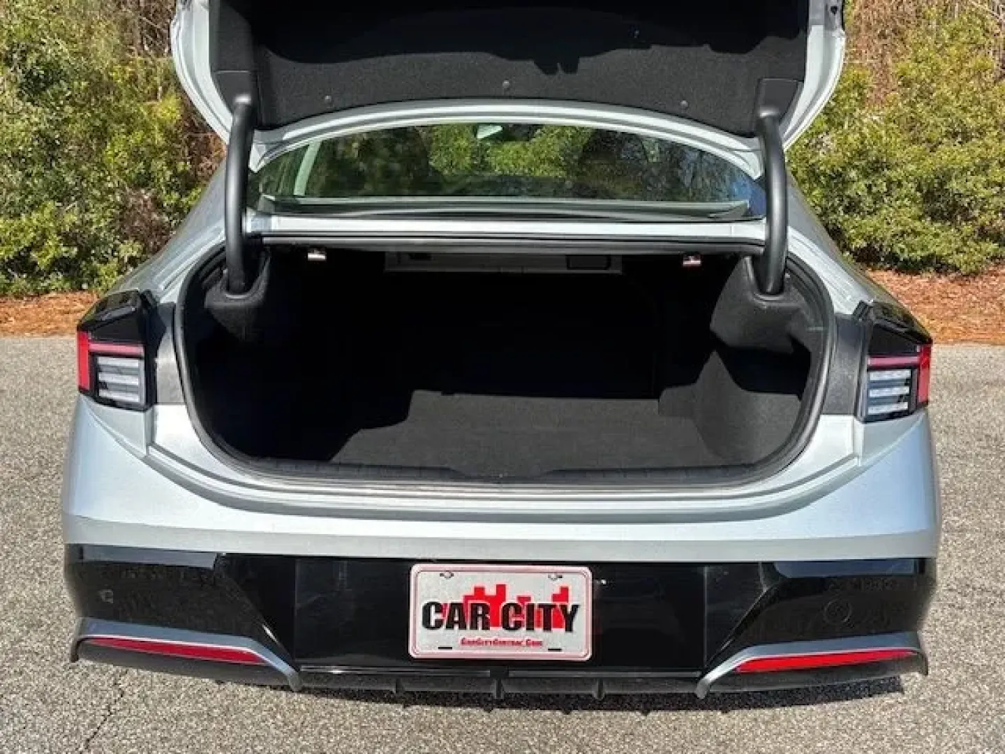 2025 /Dark Gray Hyundai Sonata SEL (KMHL64JA9SA) with an Smartstream 2.5L I-4 port/direct injection engine, located at 2761 East Hwy 501, Conway, SC, 29526, (843) 331-1151, 33.781528, -78.989883 - **Discover the Perfect Blend of Style and Comfort with This 2025 Hyundai Sonata SEL! Ideal for Families and Commuters Alike**<br /> <br /> Step into a world of driving pleasure with the 2025 Hyundai Sonata SEL, available now at Car City - Conway. This pre-owned sedan, with only 38,964 miles on the c - Photo#13