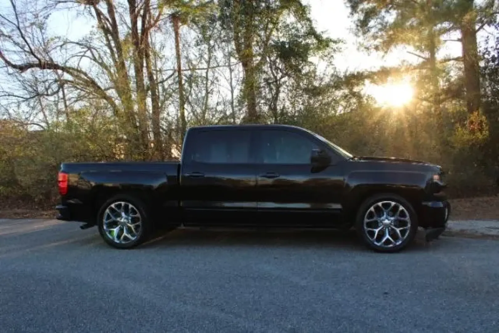 2016 Chevrolet Silverado 1500 1LT (3GCPCREC9GG) with an EcoTec3 4.3L V-6 gasoline direct injection engine, located at 2761 East Hwy 501, Conway, SC, 29526, (843) 331-1151, 33.781528, -78.989883 - **Unleash Your Adventurous Spirit with the 2016 Chevrolet Silverado 1500!** <br /> <br /> Are you ready to elevate your lifestyle with a vehicle that can handle weekend getaways, heavy-duty tasks, and everything in between? Look no further than this stunning 2016 Chevrolet Silverado 1500, available - Photo#3