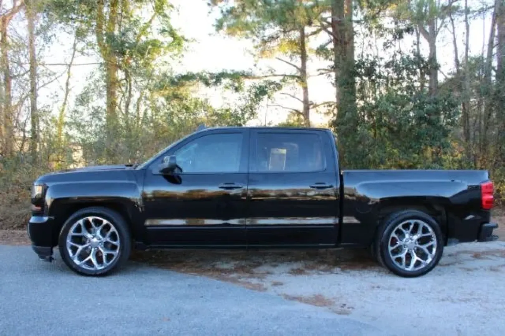 2016 Chevrolet Silverado 1500 1LT (3GCPCREC9GG) with an EcoTec3 4.3L V-6 gasoline direct injection engine, located at 2761 East Hwy 501, Conway, SC, 29526, (843) 331-1151, 33.781528, -78.989883 - **Unleash Your Adventurous Spirit with the 2016 Chevrolet Silverado 1500!** <br /> <br /> Are you ready to elevate your lifestyle with a vehicle that can handle weekend getaways, heavy-duty tasks, and everything in between? Look no further than this stunning 2016 Chevrolet Silverado 1500, available - Photo#4