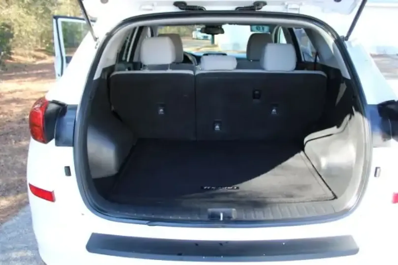 2019 Hyundai Tucson Value Edition AWD (KM8J3CA41KU) with an 2.0L L4 DOHC 16V engine, 6-Speed Automatic transmission, located at 2761 East Hwy 501, Conway, SC, 29526, (843) 331-1151, 33.781528, -78.989883 - 2019 Hyundai Tucson Value Edition AWD - Photo#3