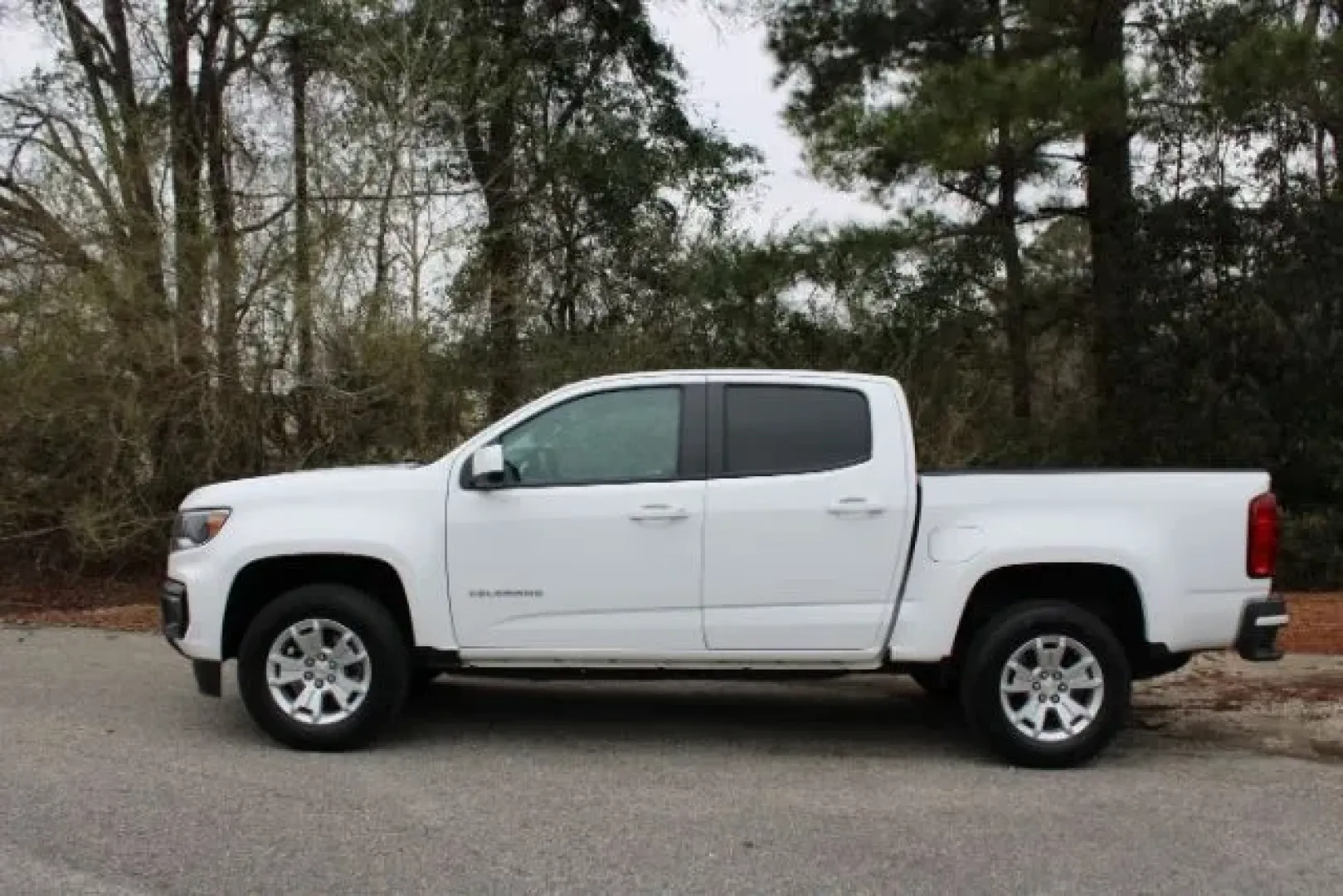 2022 Chevrolet Colorado 2WD Crew Cab Short Box LT (1GCGSCEN4N1) with an 3.6L V6 DOHC 24V GAS engine, 6A transmission, located at 2761 East Hwy 501, Conway, SC, 29526, (843) 331-1151, 33.781528, -78.989883 - Whether you're commuting down James B White Highway, hauling weekend project supplies, or packing up for a beach run toward Wilmington, this 2022 Chevrolet Colorado LT is the kind of midsize truck that fits real life in Columbus County. With a Crew Cab for everyday comfort and a practical Short Box - Photo#4