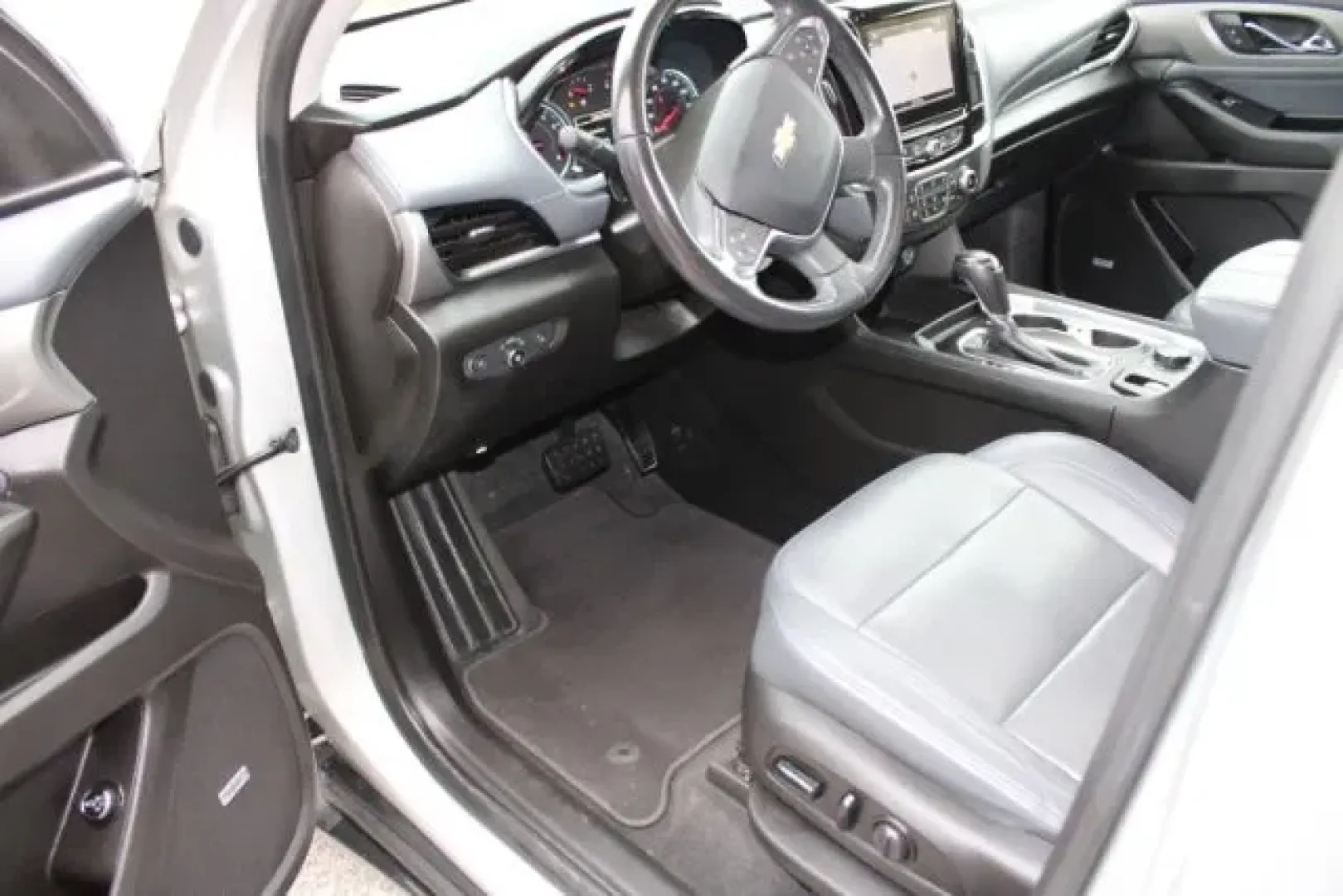 2019 Chevrolet Traverse 3LT (1GNERHKW8KJ) with an 3.6L V-6 gasoline direct injection engine, 9A transmission, located at 9146 Ocean Hwy West, Calabash, NC, 28467, (910) 579-1110, 33.928635, -78.576157 - Big weekends, busy school mornings, and long commutes down US-701 all get easier in a three-row SUV that's built to keep everyone comfortable and connected. If your lifestyle includes carpools, beach trips to the Brunswick Islands, or hauling gear for a Saturday at Lake Waccamaw, this **2019 Chevrol - Photo#11