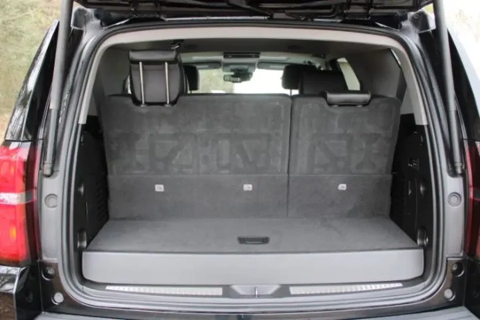 2018 Chevrolet Tahoe LT (1GNSCBKC9JR) with an EcoTec3 5.3L V-8 gasoline direct injection engine, 6A transmission, located at 3598 James B White Hwy South, Whiteville, NC, 28472, (910) 642-3196, 34.294846, -78.732613 - Load up the family, hitch up the boat, and point the hood toward the coast-this 2018 Chevrolet Tahoe LT is built for real life in Southeastern North Carolina. Whether you're tackling school drop-offs, long commutes, or weekend trips to Lake Waccamaw and the beaches, the Tahoe delivers the space, str - Photo#6