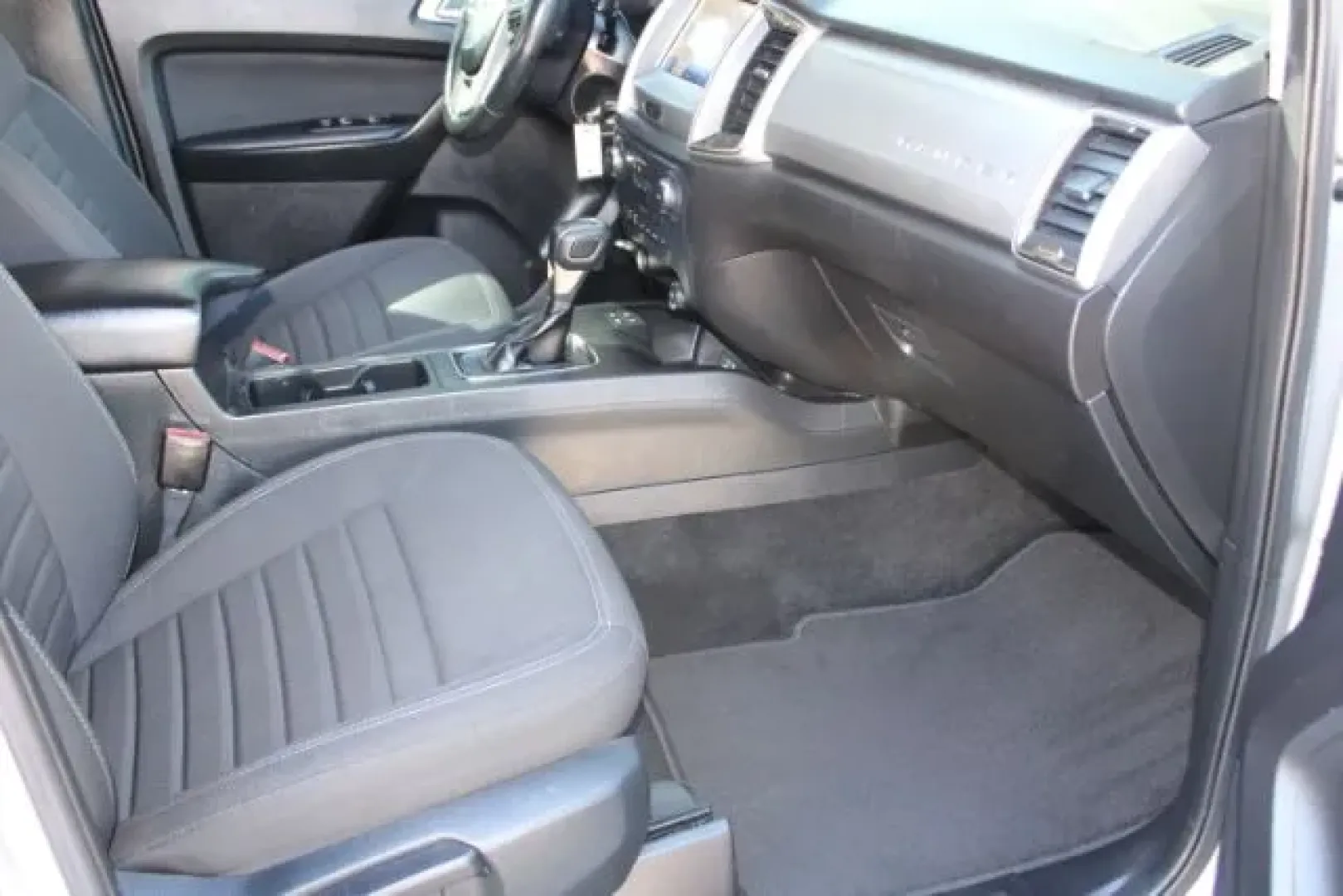 2020 Ford Ranger XLT (1FTER4EH5LL) with an EcoBoost 2.3L I-4 gasoline direct injection engine, 10A transmission, located at 9146 Ocean Hwy West, Calabash, NC, 28467, (910) 579-1110, 33.928635, -78.576157 - For the driver who wants one vehicle that can handle weekday commutes, weekend projects, and spontaneous trips to the coast, this 2020 Ford Ranger XLT SuperCrew is built for real life in southeastern North Carolina. Whether you're hauling gear for a day at Lake Waccamaw, towing a small trailer out t - Photo#9