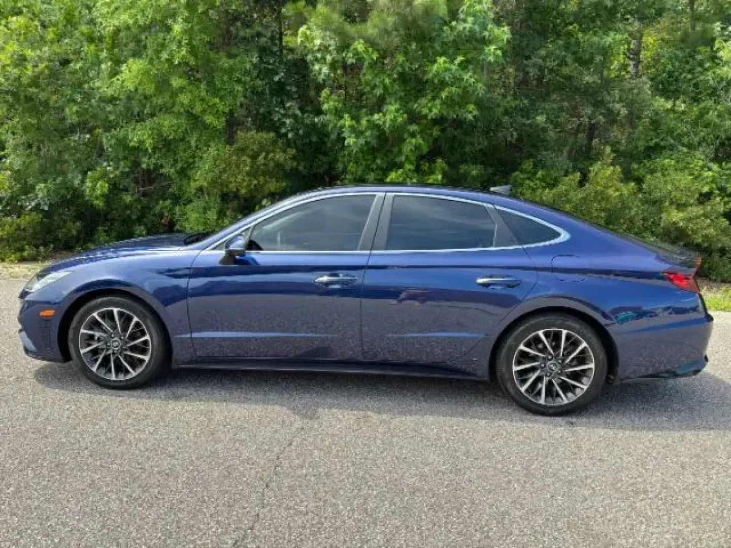 2022 /Black Hyundai Sonata Limited (5NPEH4J22NH) with an 1.6L L4 DOHC 16V TUR engine, 8-Speed Automatic transmission, located at 2761 East Hwy 501, Conway, SC, 29526, (843) 331-1151, 33.781528, -78.989883 - 2022 Hyundai Sonata Limited - Photo#2